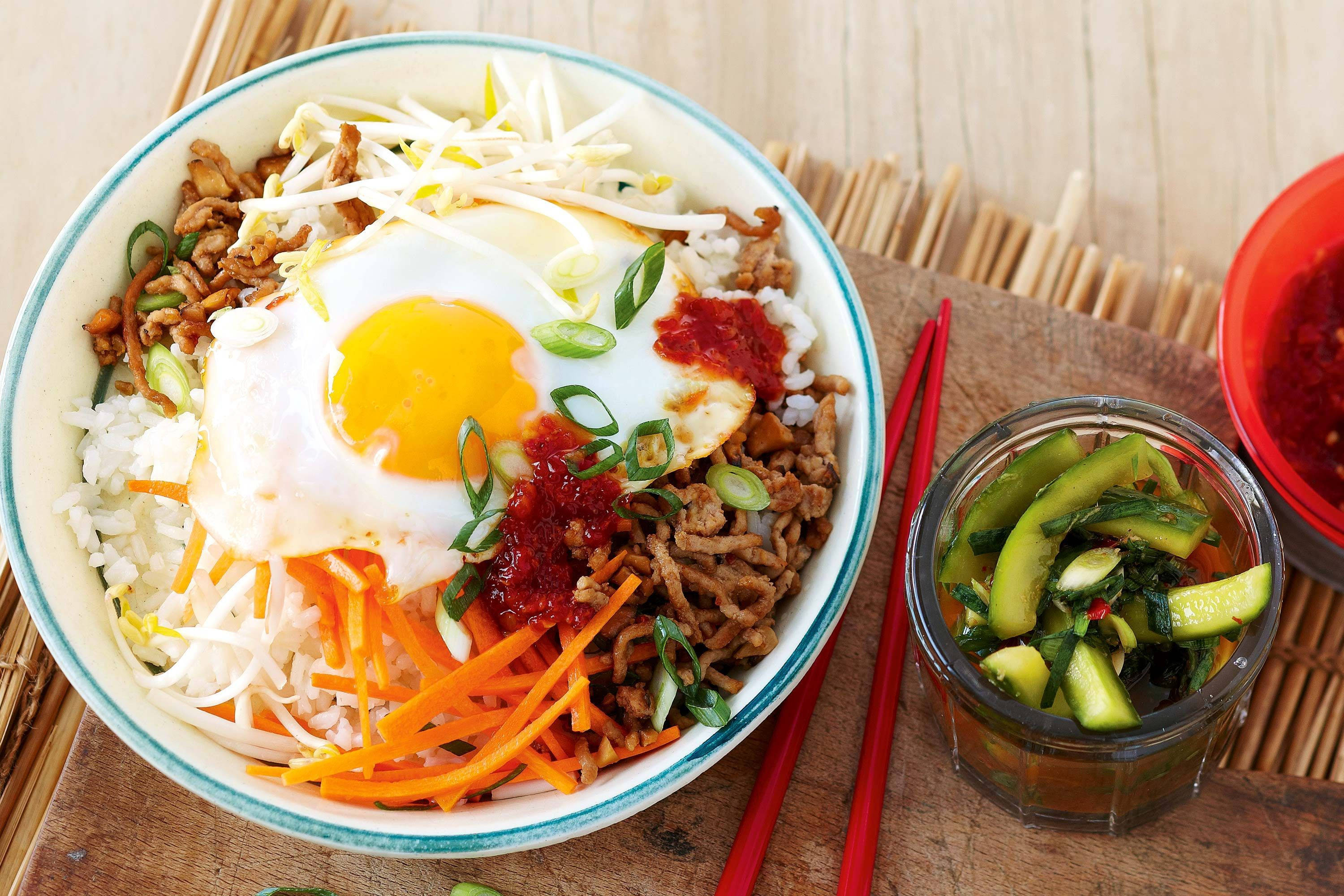 Bibimbap, sunny-side-up egg, bean sprouts, 2K Desktop Wallpaper