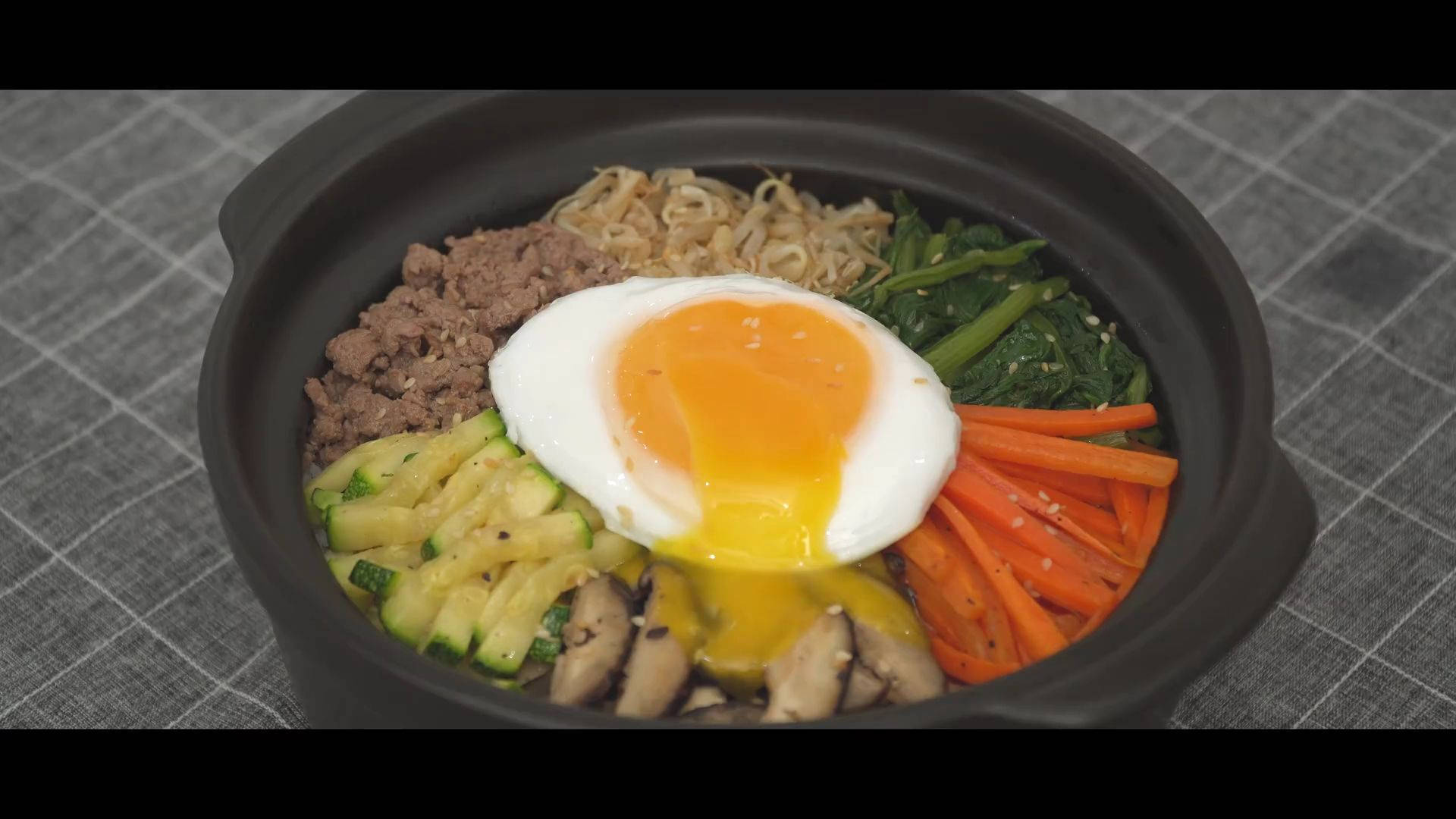 stone pot bibimbap, runny sunny side up egg, steaming, Full HD Desktop Wallpaper