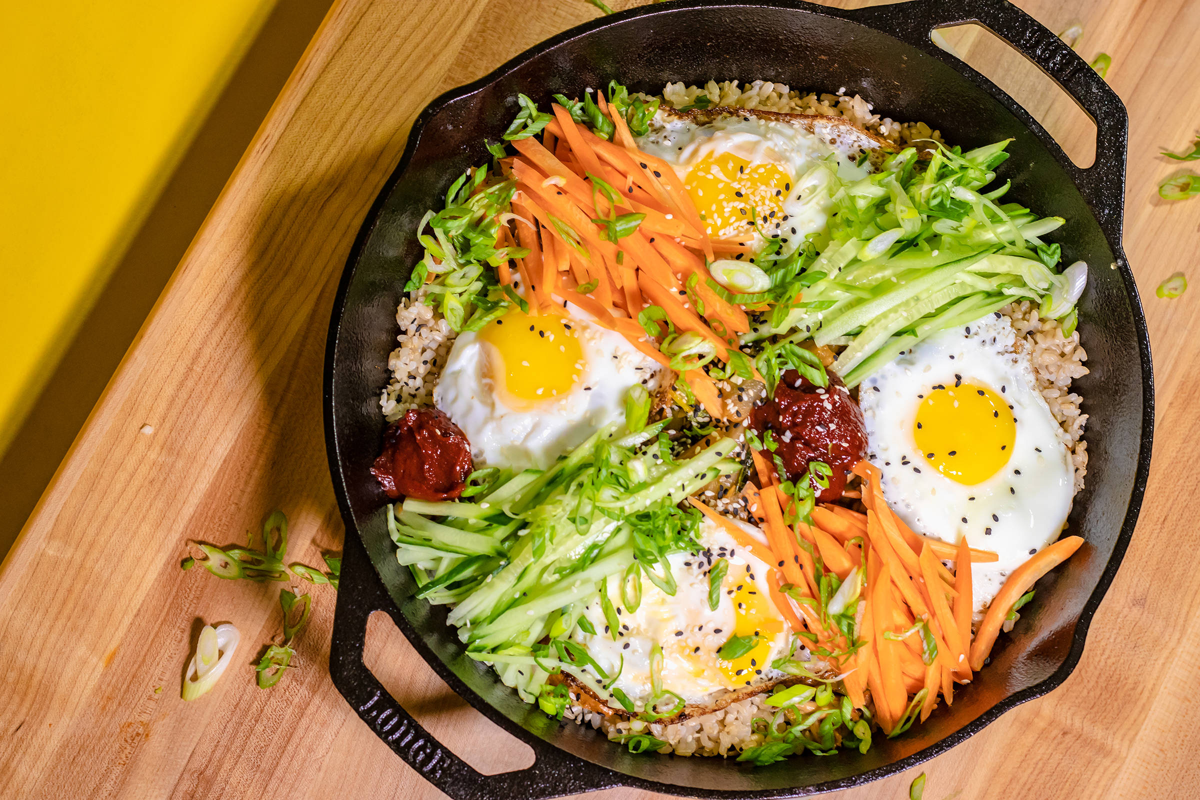 family sized bibimbap, black cast iron skillet, sunny side up eggs, Full HD Desktop Wallpaper