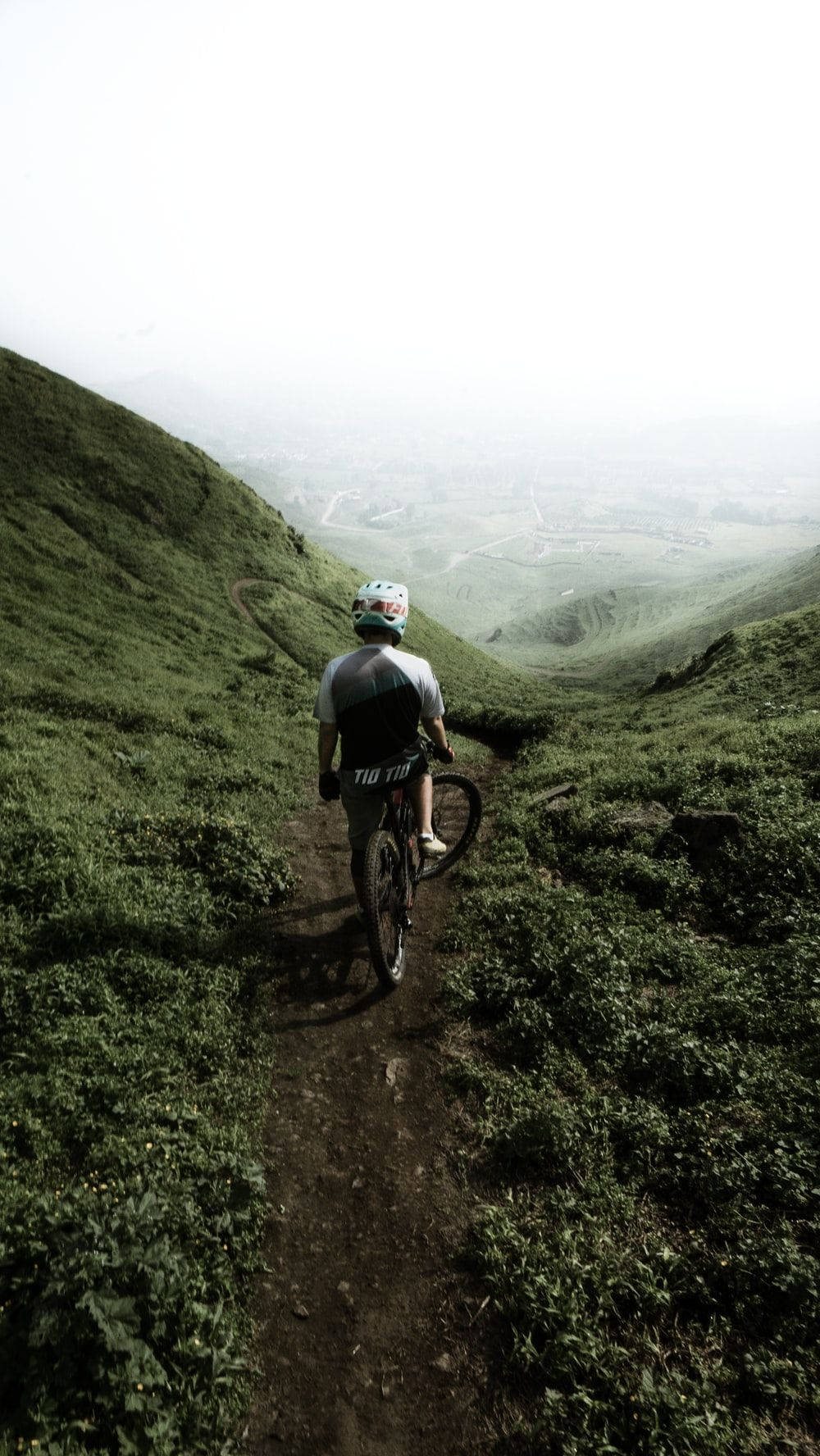 mountain bike, green hillside trail, misty, HD Phone Wallpaper