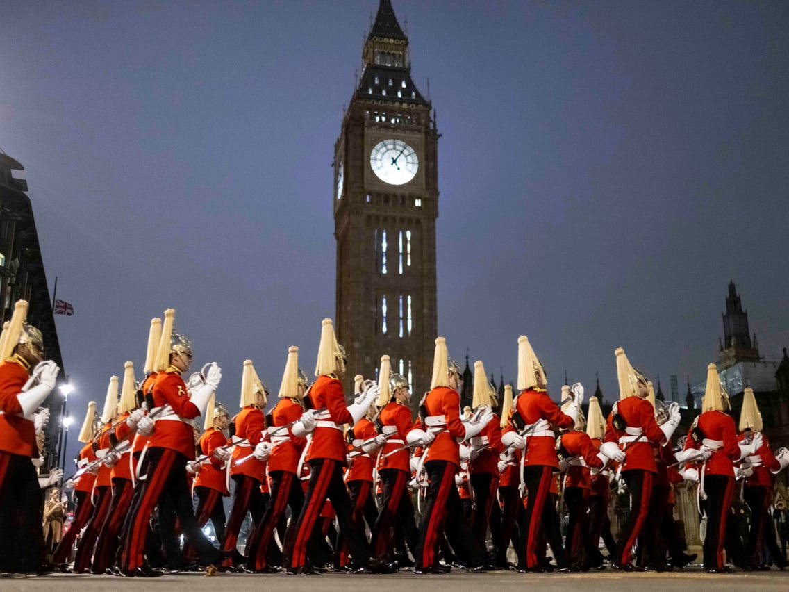 Big Ben, British guards, red uniforms, SD Desktop Wallpaper