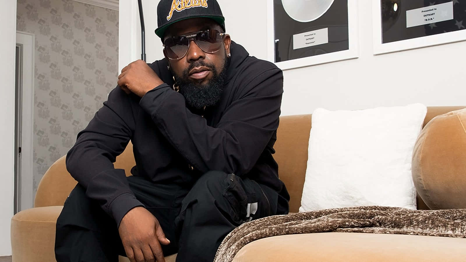 Big Boi, tan couch, black cap, HD Desktop Wallpaper