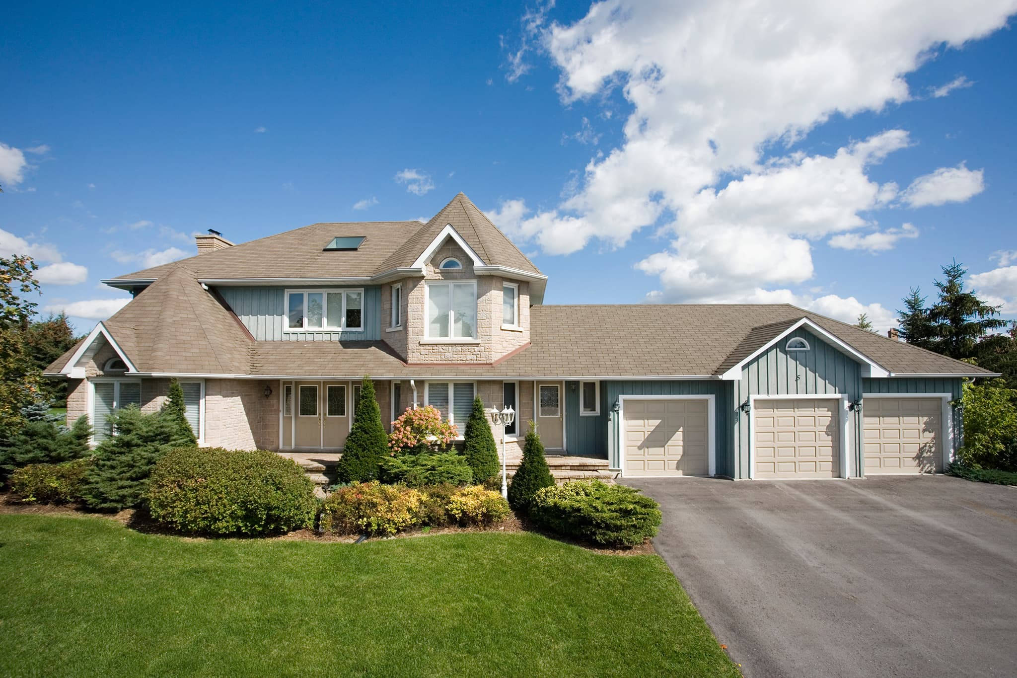 Big House, light blue siding, brown shingles, Full HD Desktop Wallpaper