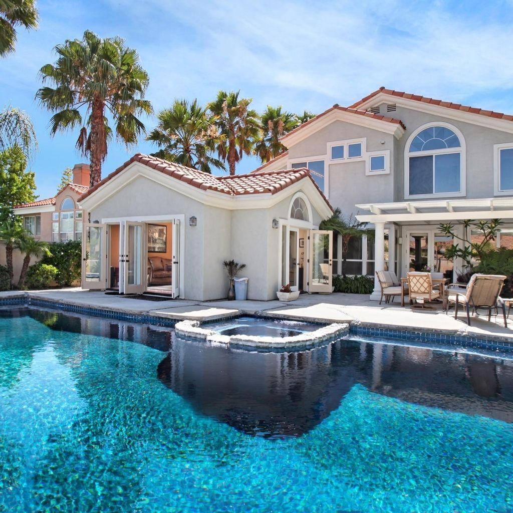 Big House, Mediterranean-style home, sparkling blue pool, SD Desktop Wallpaper