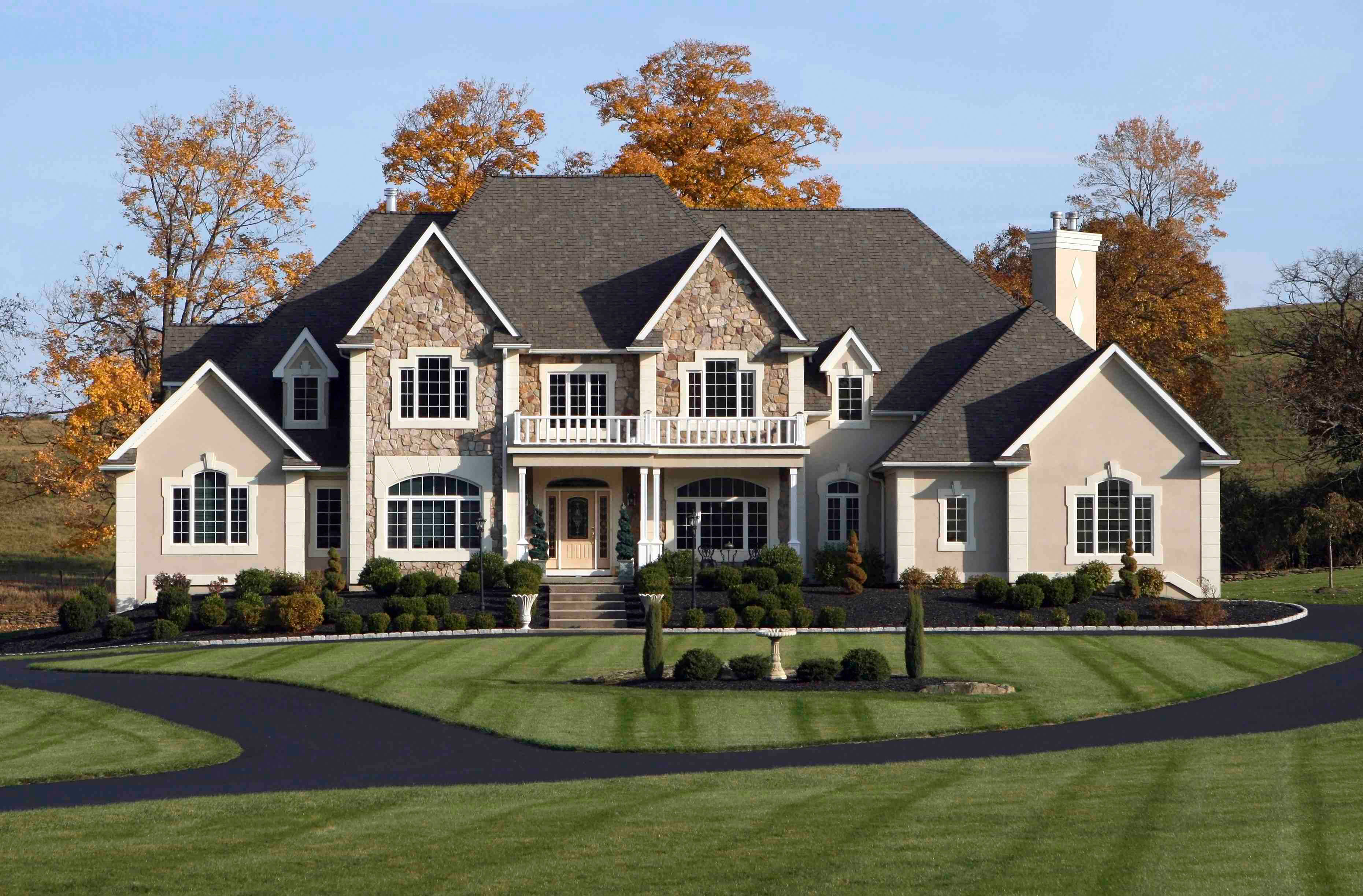 Big House, manicured lawn, autumn trees, 2K Desktop Wallpaper