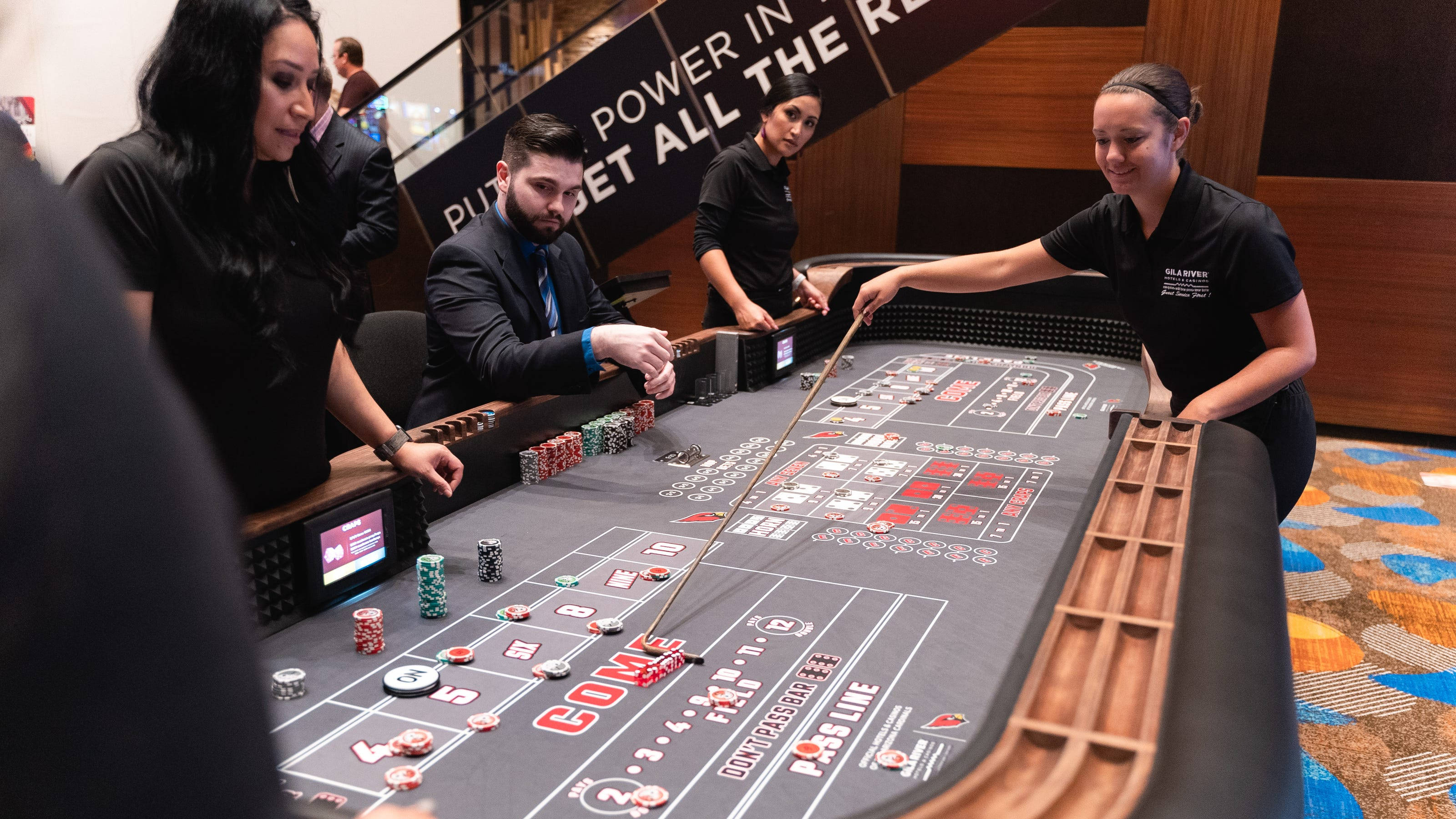 Big Six Wheel, craps table, casino dealer, 2K Desktop Wallpaper