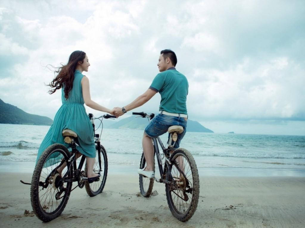 couple, bicycles, sandy beach, SD Desktop Wallpaper