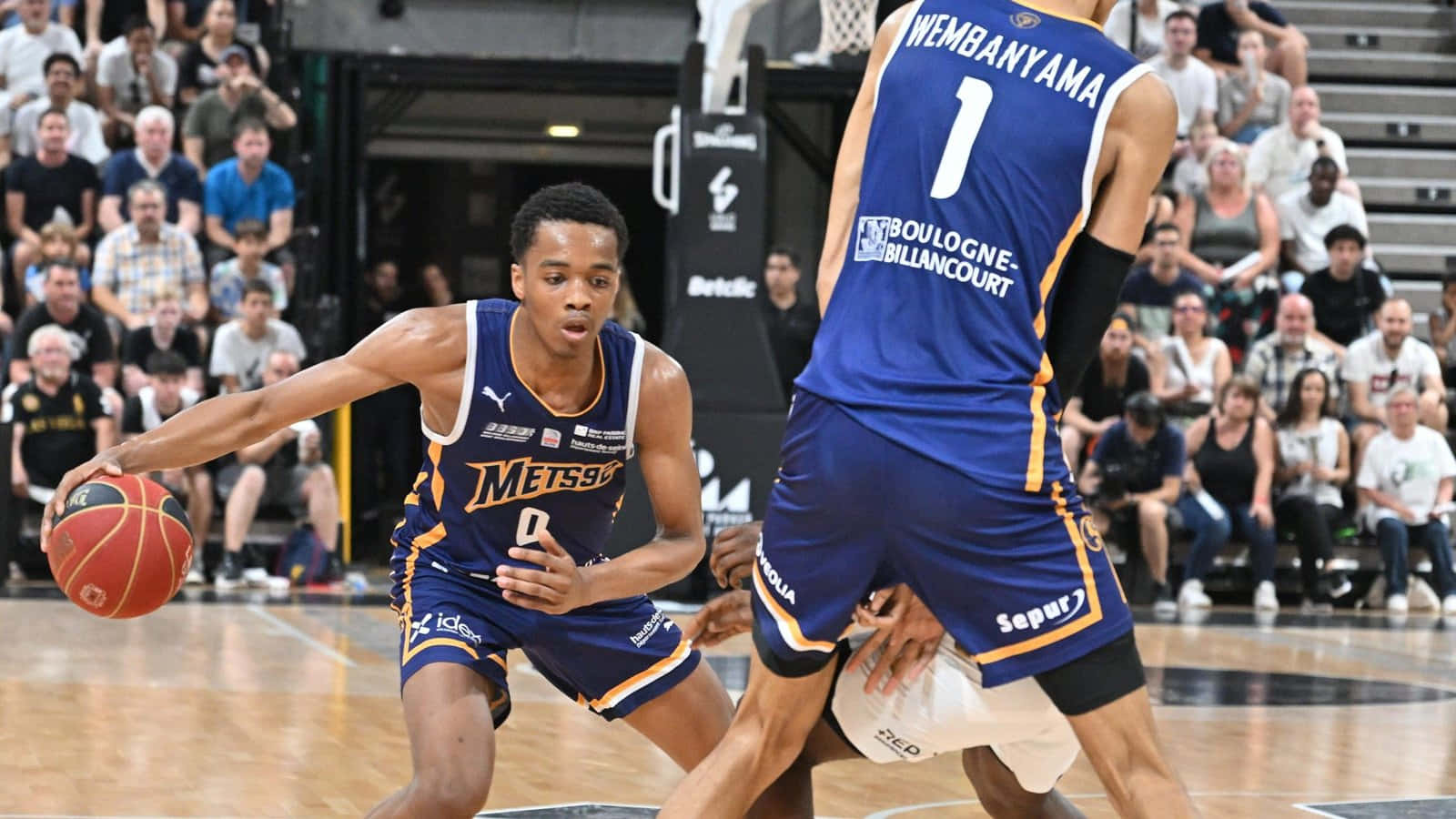 Bilal Coulibaly, blue and gold uniform, dribbles the ball, HD Desktop Wallpaper