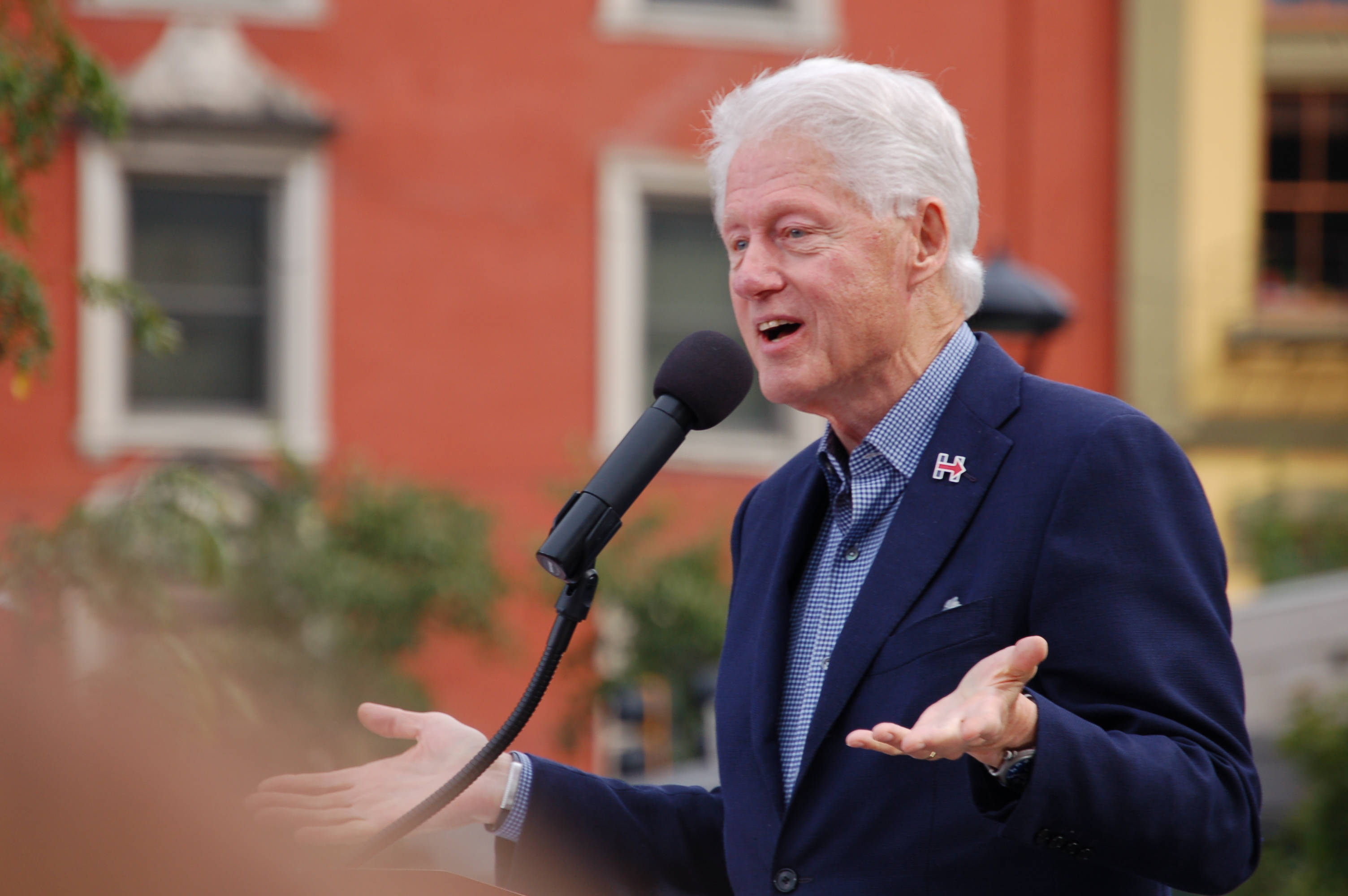 Bill Clinton, microphone, red brick building, 2K Desktop Wallpaper