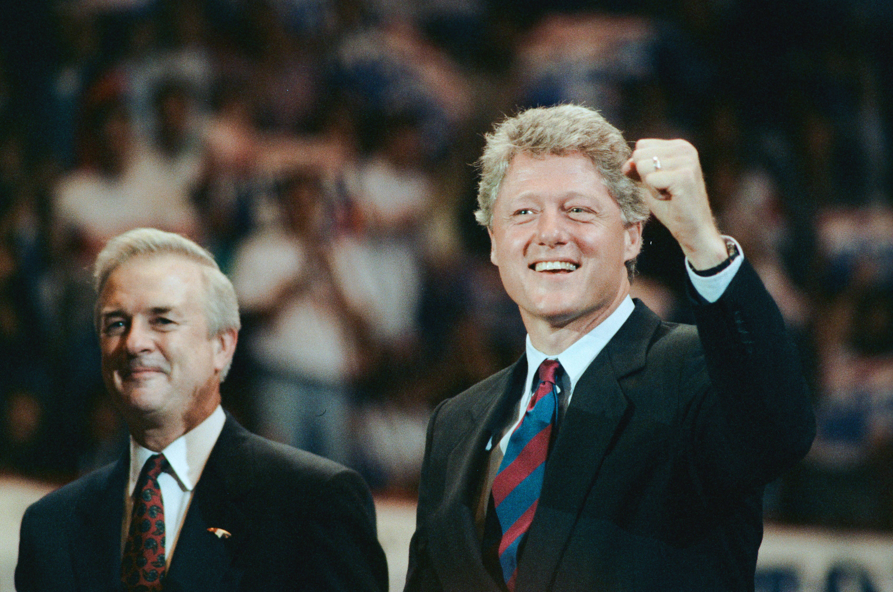 Bill Clinton, raised fist, crowded event, 2K Desktop Wallpaper