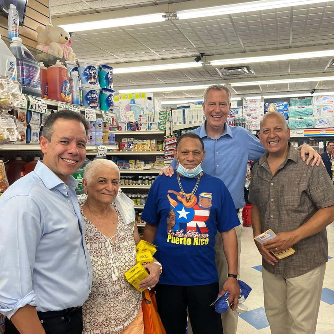 Bill De Blasio, grocery aisle, brightly lit, SD Desktop Wallpaper