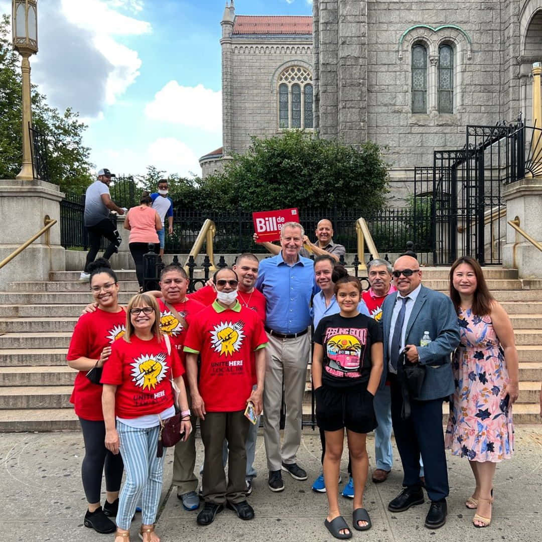Bill De Blasio, red shirts, stone steps, SD Desktop Wallpaper