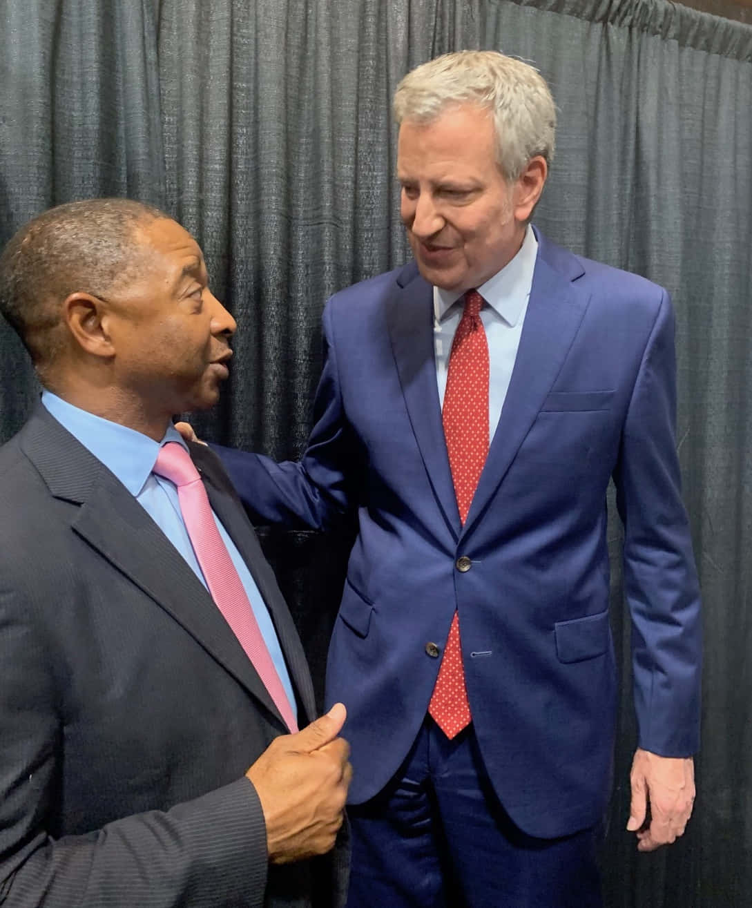 Bill De Blasio, suit, gray curtain, HD Phone Wallpaper