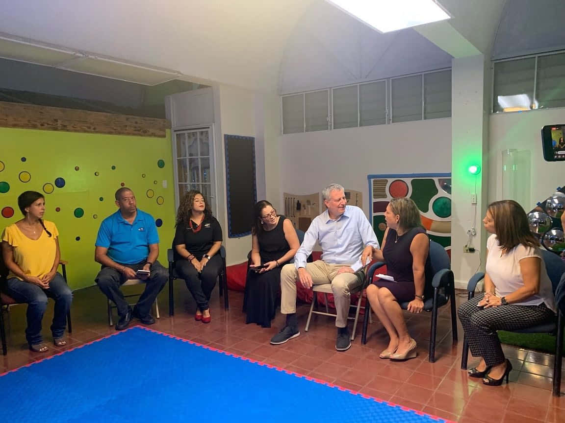 Bill De Blasio, blue mat, brightly colored room, SD Desktop Wallpaper