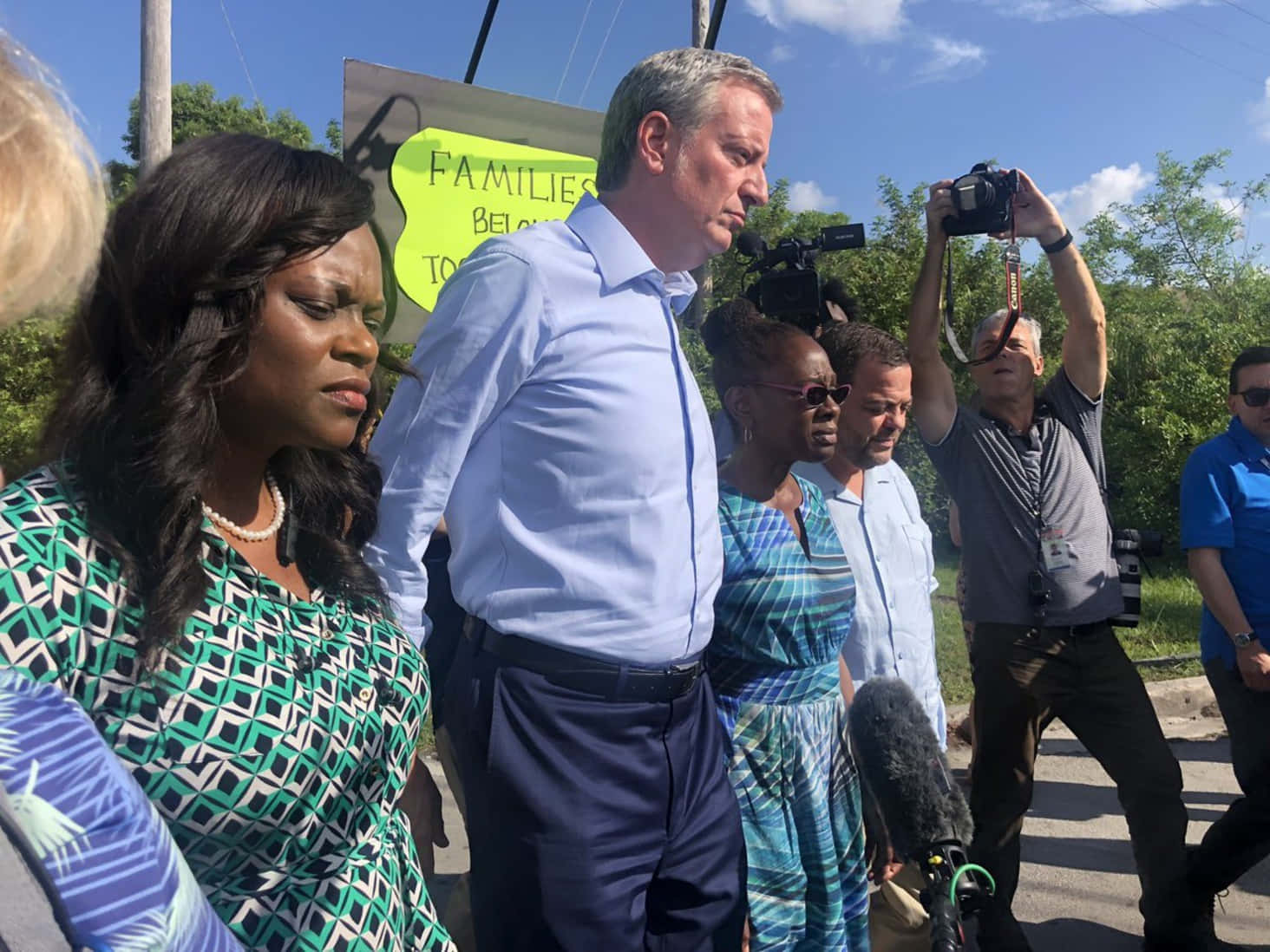 Bill De Blasio, light blue shirt, outdoors, HD Desktop Wallpaper