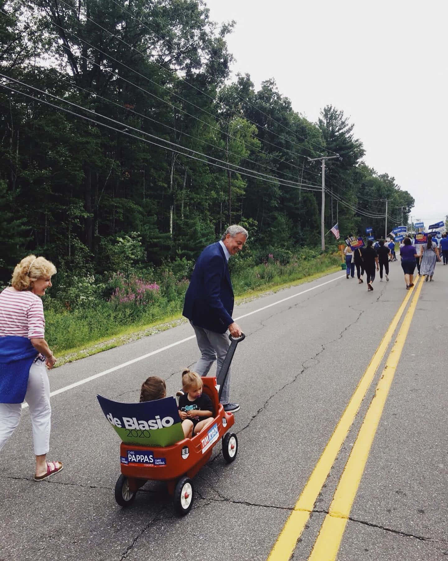 Bill De Blasio, red wagon, tree-lined road, HD Phone Wallpaper