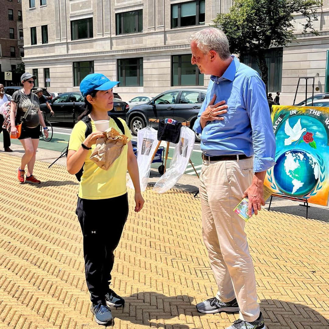 Bill De Blasio, sunny city sidewalk, peace-themed mural, SD Desktop Wallpaper