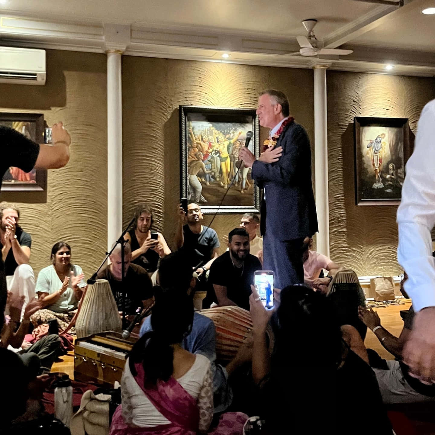 Bill De Blasio, suit, microphone, HD Desktop Wallpaper