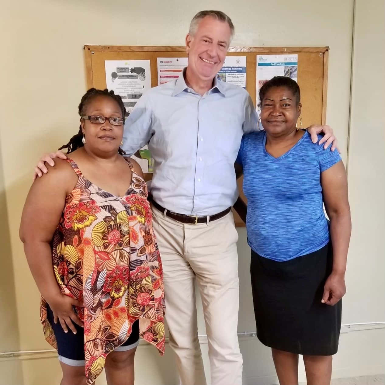 Bill De Blasio, supporters, bulletin board, SD Desktop Wallpaper