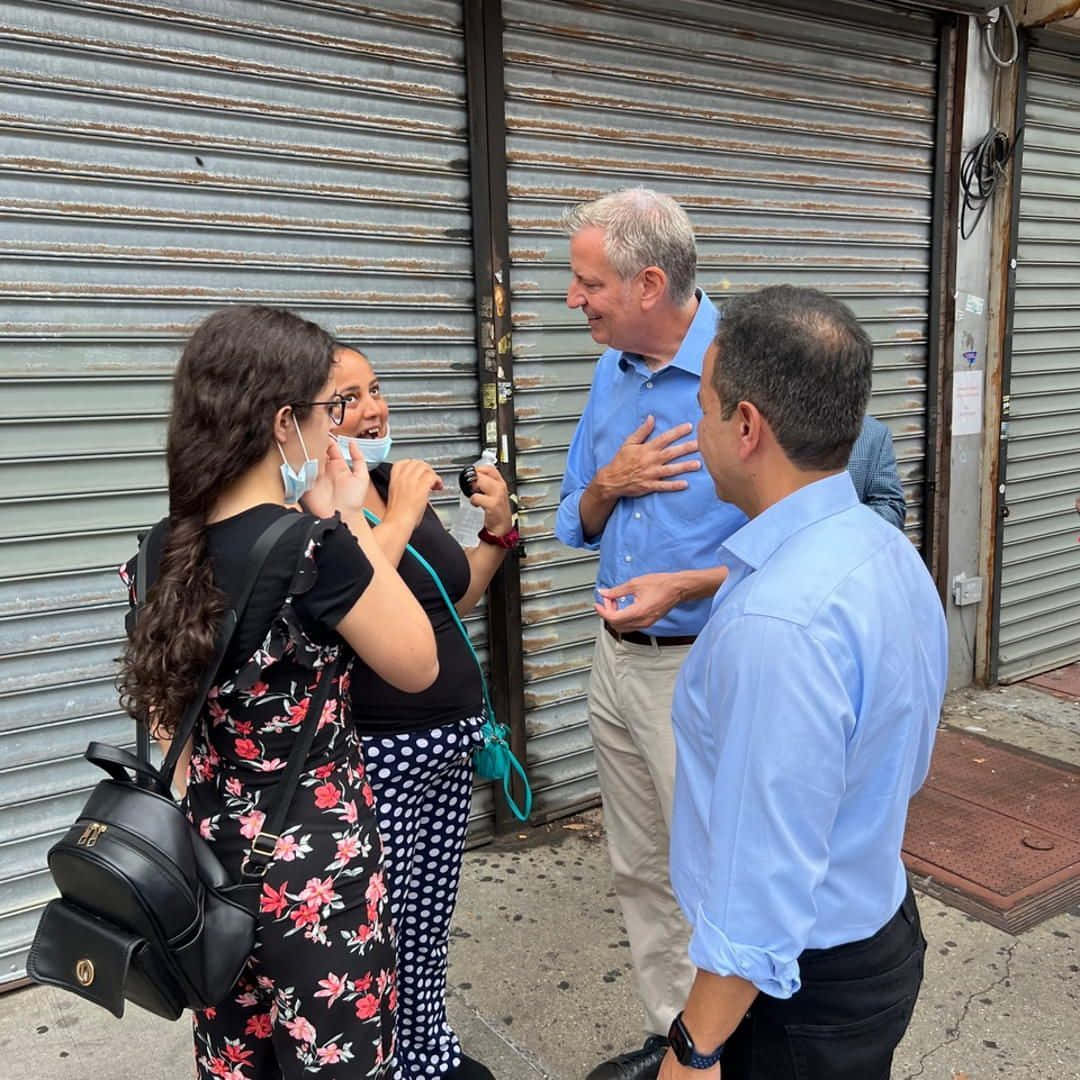 Bill De Blasio, teenage supporters, city sidewalk, SD Desktop Wallpaper