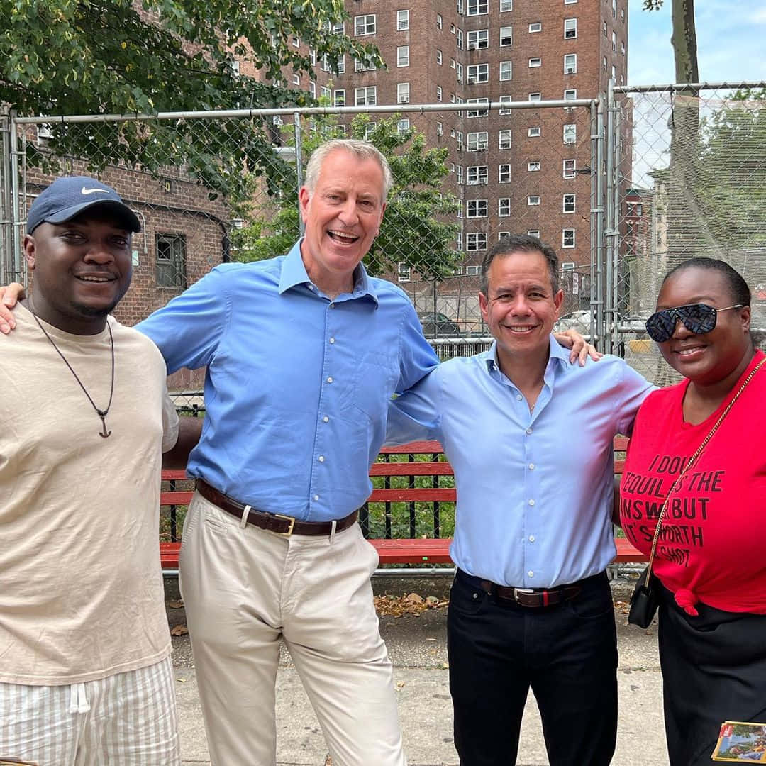 Bill De Blasio, red bench, urban park, SD Desktop Wallpaper