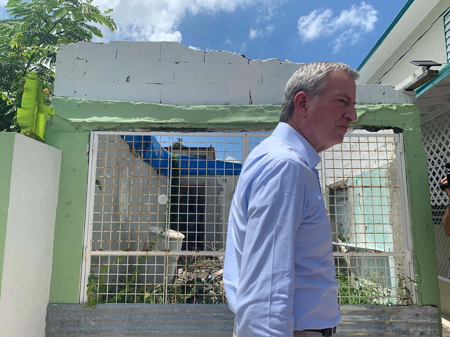 Bill De Blasio, light blue shirt, weathered green and white gate, HD Desktop Wallpaper