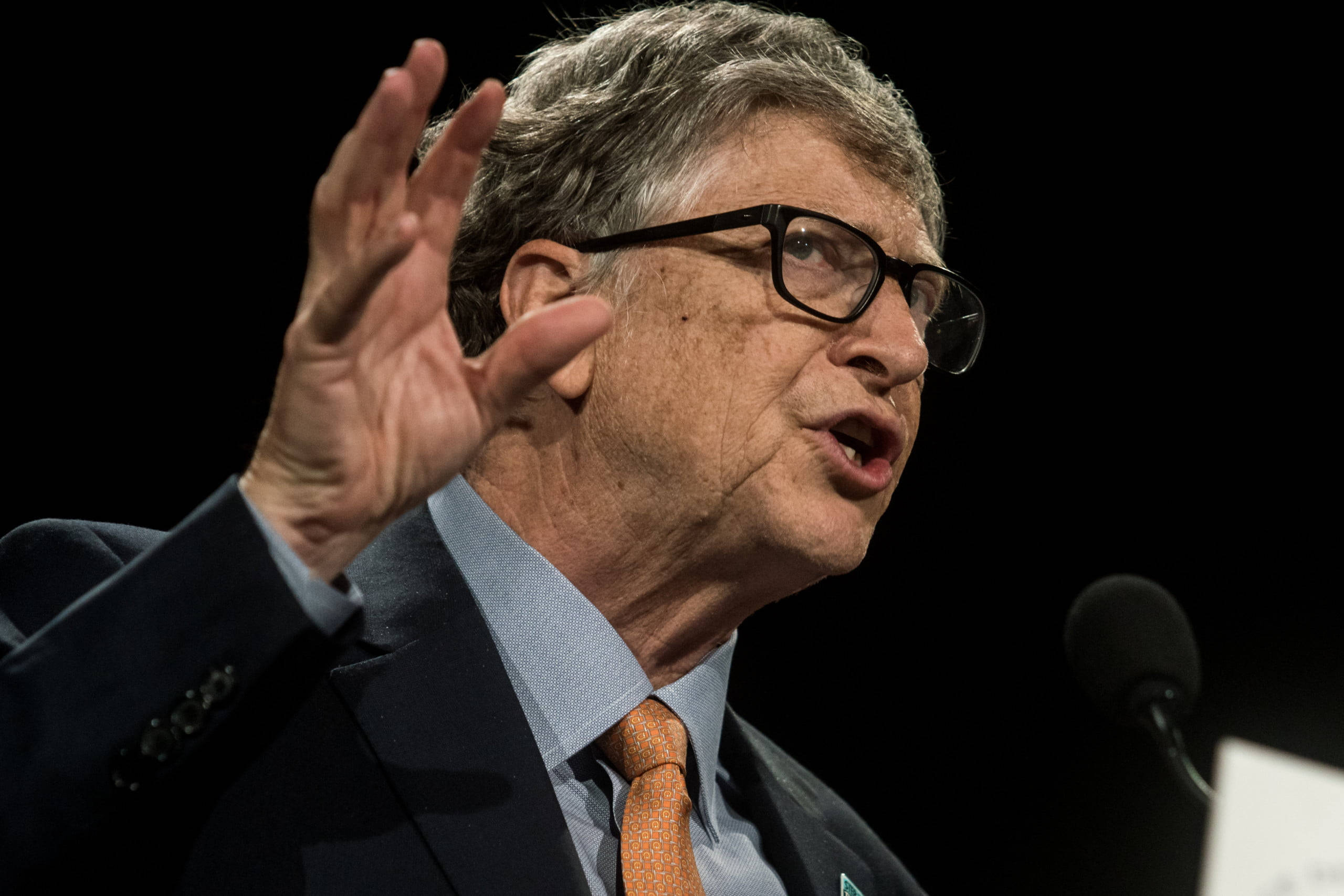 Bill Gates, podium, raised hand, 2K Desktop Wallpaper