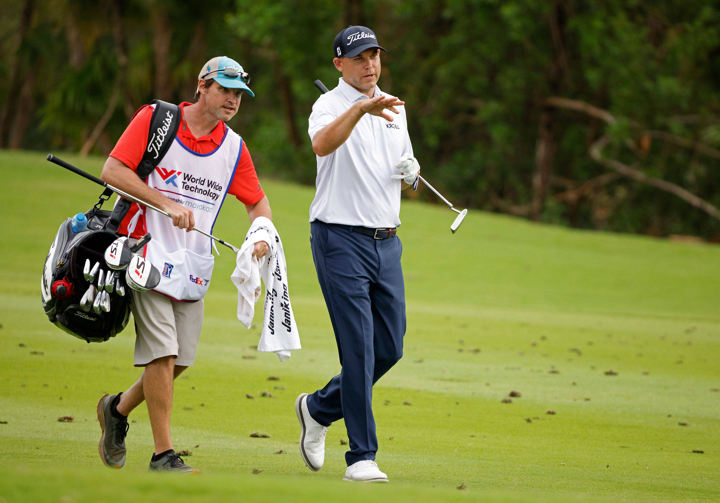 Bill Haas, caddie, fairway, 2K Desktop Wallpaper