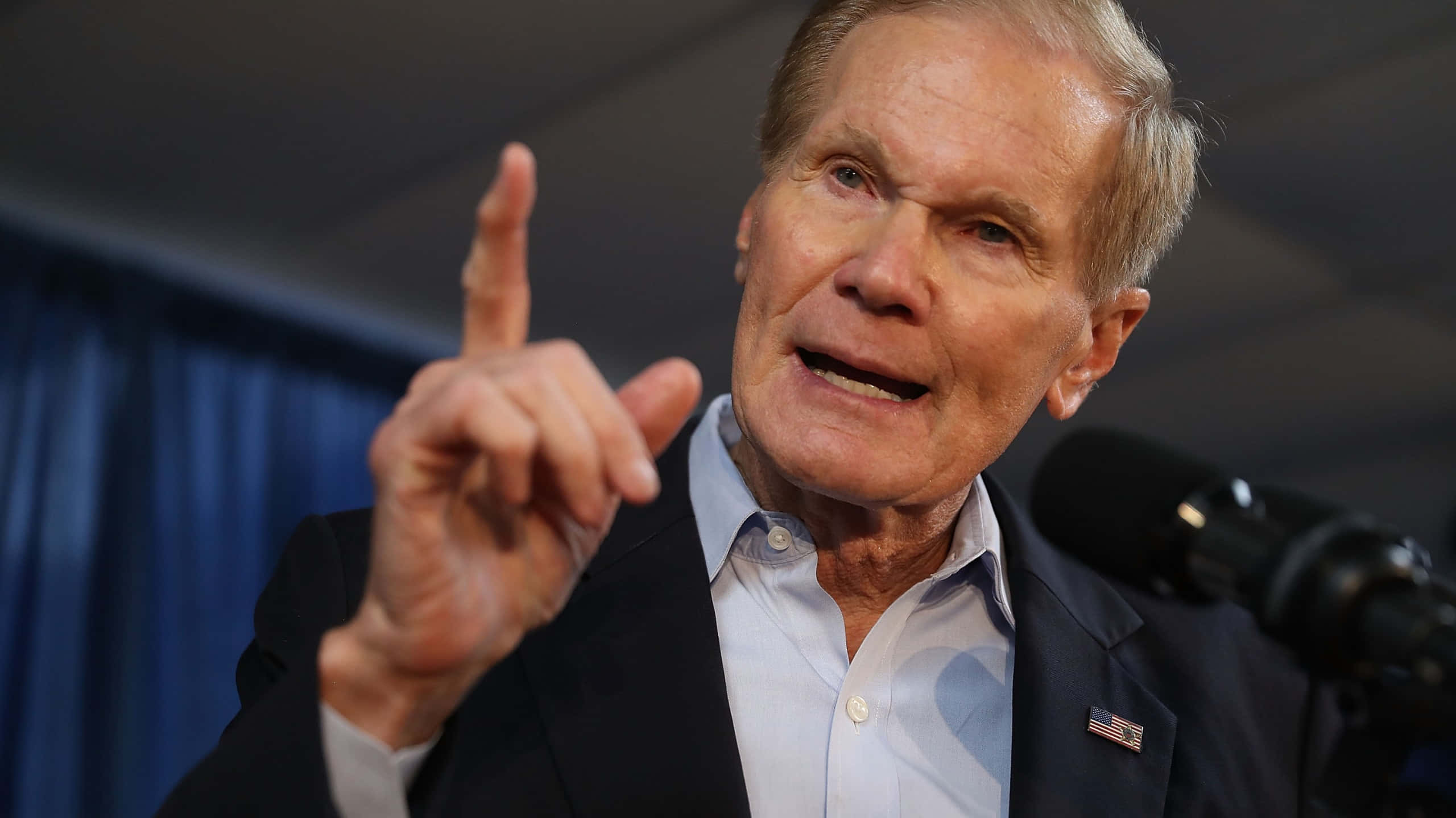 Bill Nelson, suit, microphone, 2K Desktop Wallpaper