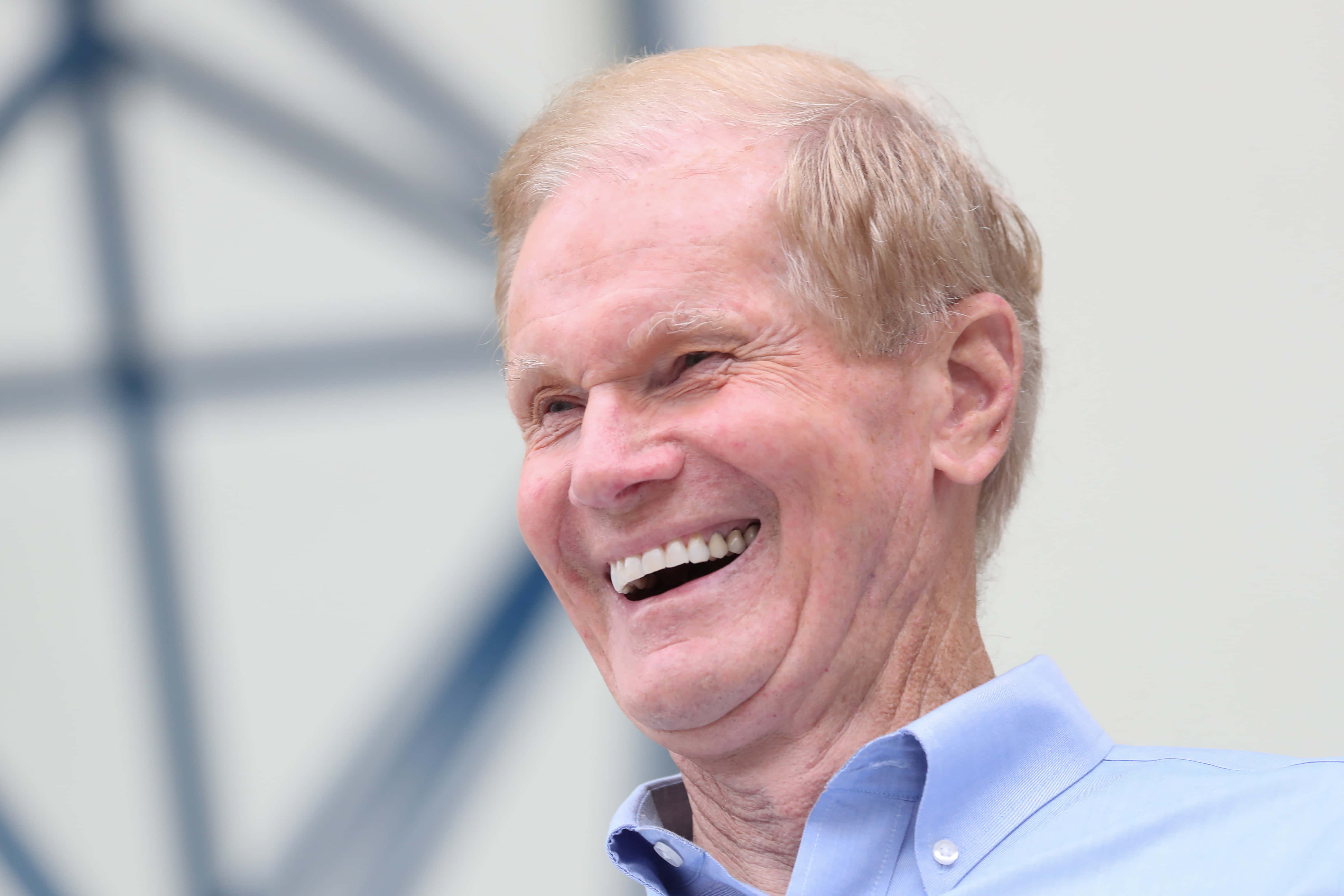 Bill Nelson, light blue shirt, geometric blue and white background, 4K Desktop Wallpaper