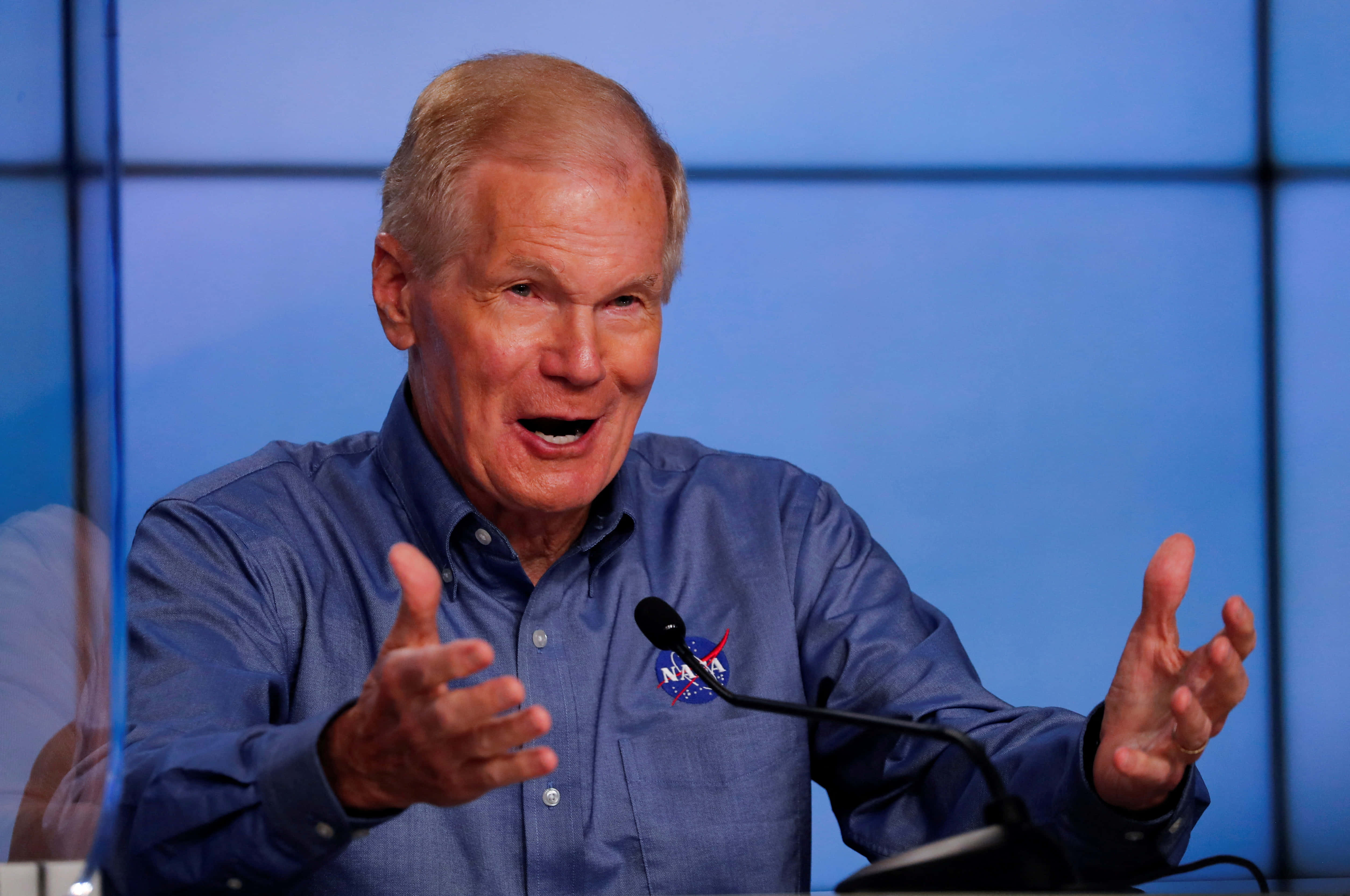 Bill Nelson, blue NASA shirt, blue paneled background, 4K Desktop Wallpaper
