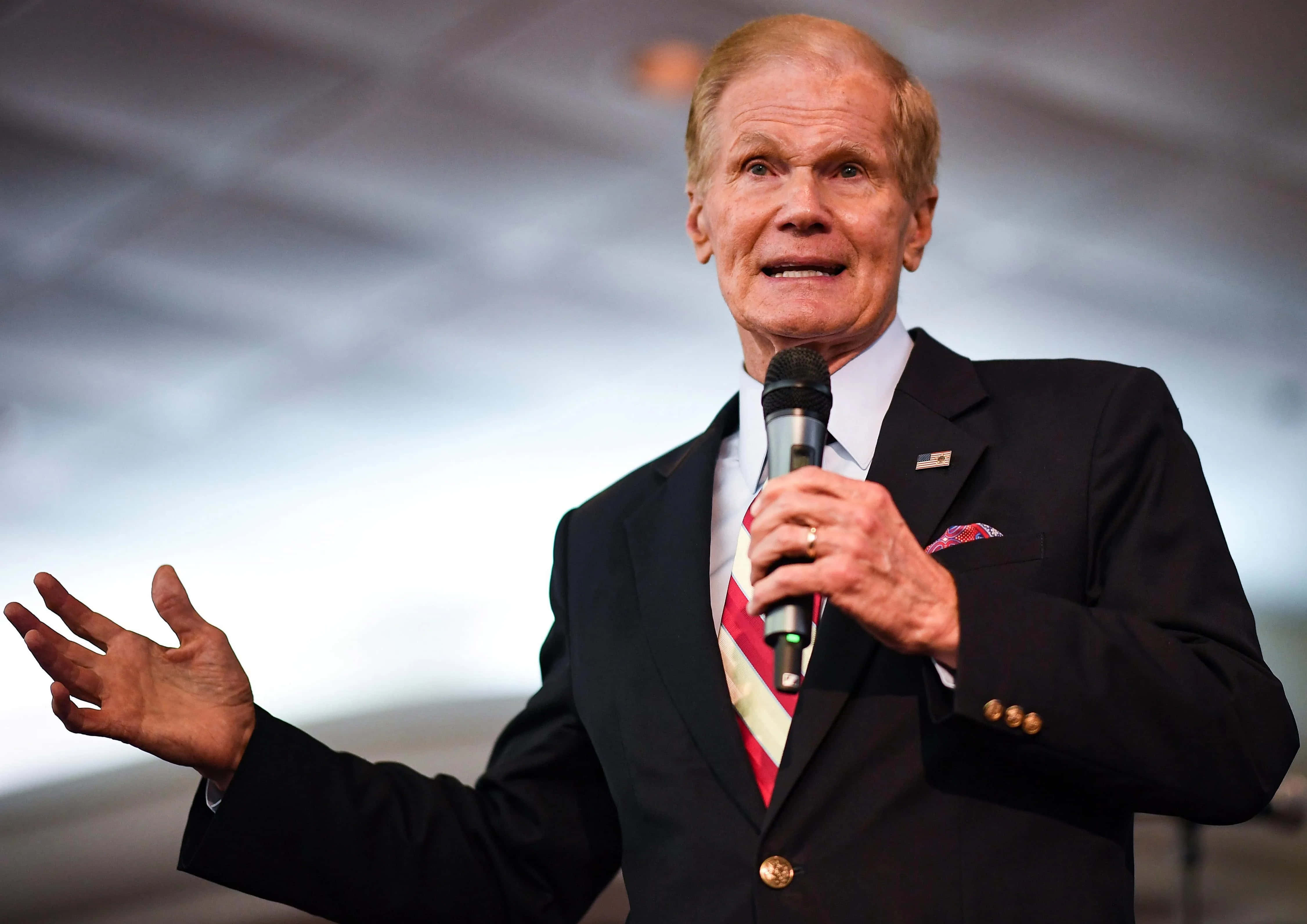 Bill Nelson, microphone, dark suit, 4K Desktop Wallpaper