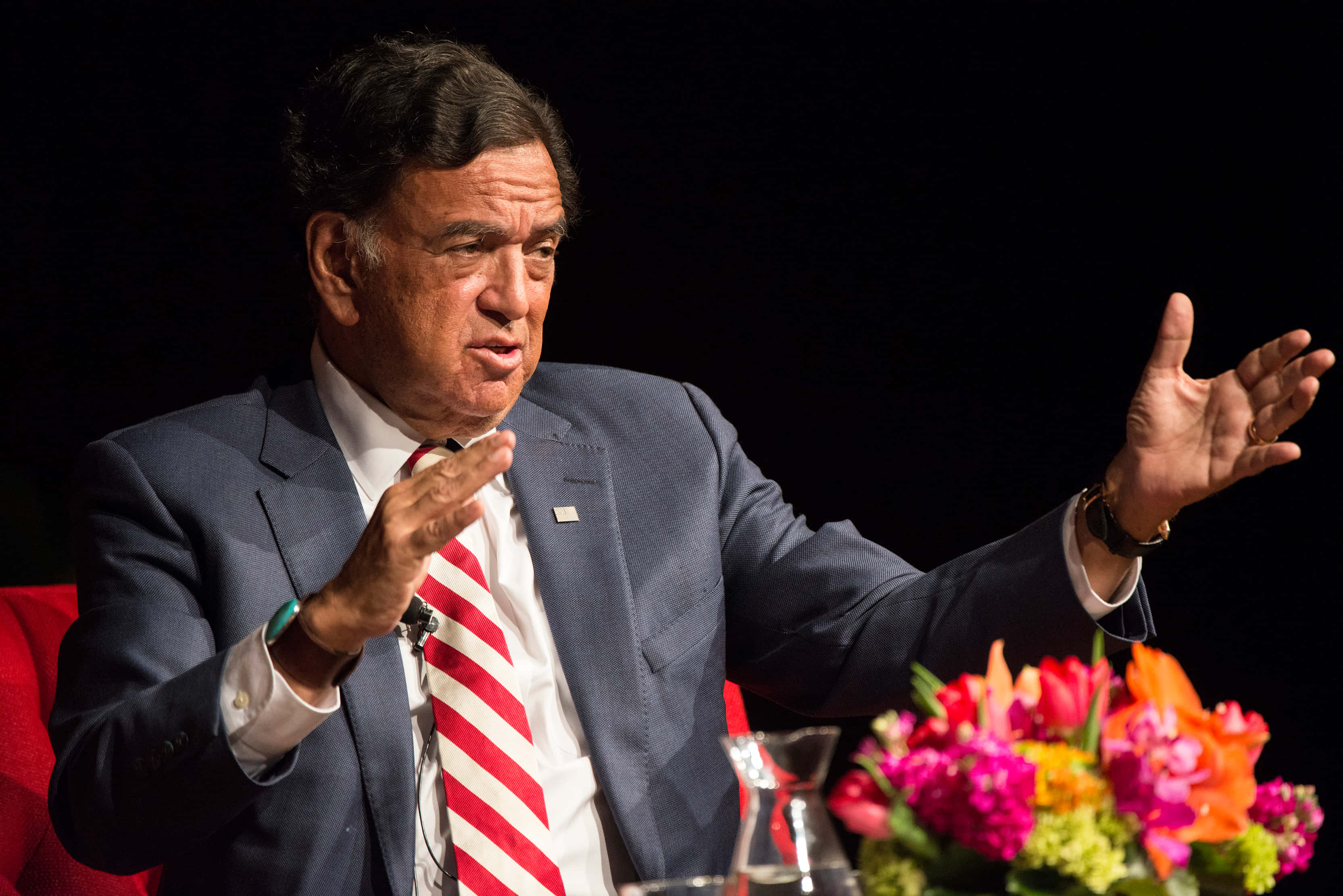 Bill Richardson, suit, red striped tie, 2K Desktop Wallpaper