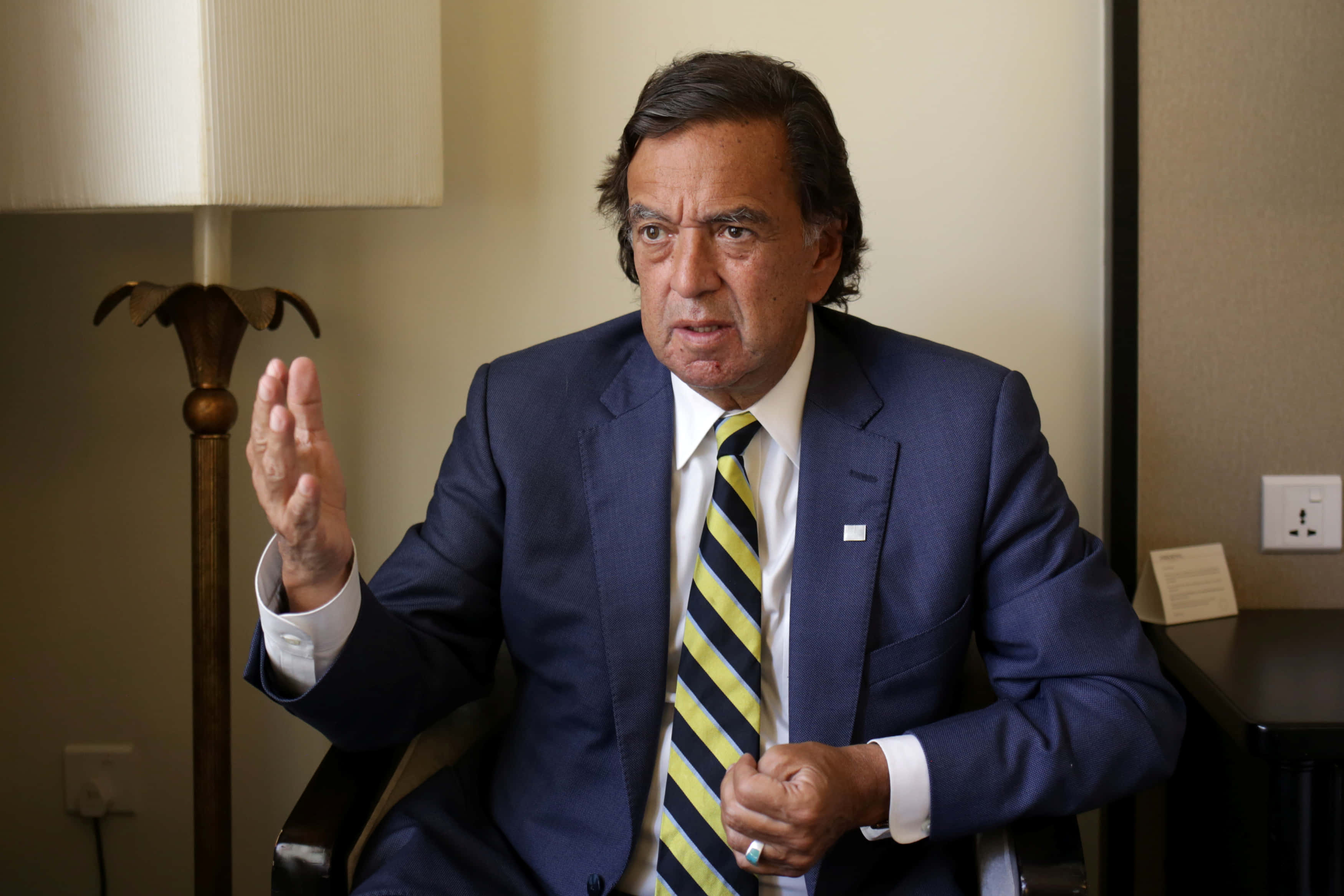 Bill Richardson, navy suit, striped tie, 2K Desktop Wallpaper