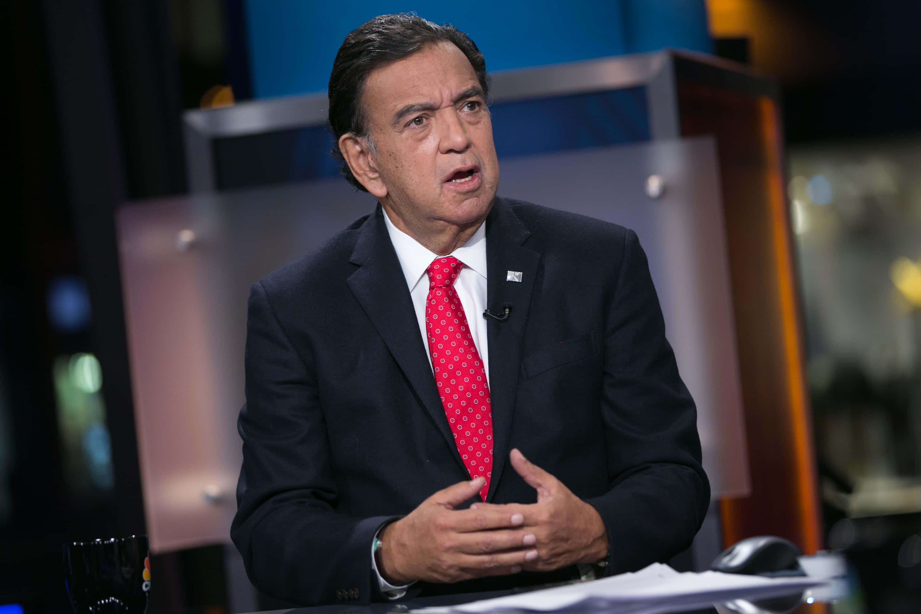Bill Richardson, dark suit, red patterned tie, 2K Desktop Wallpaper