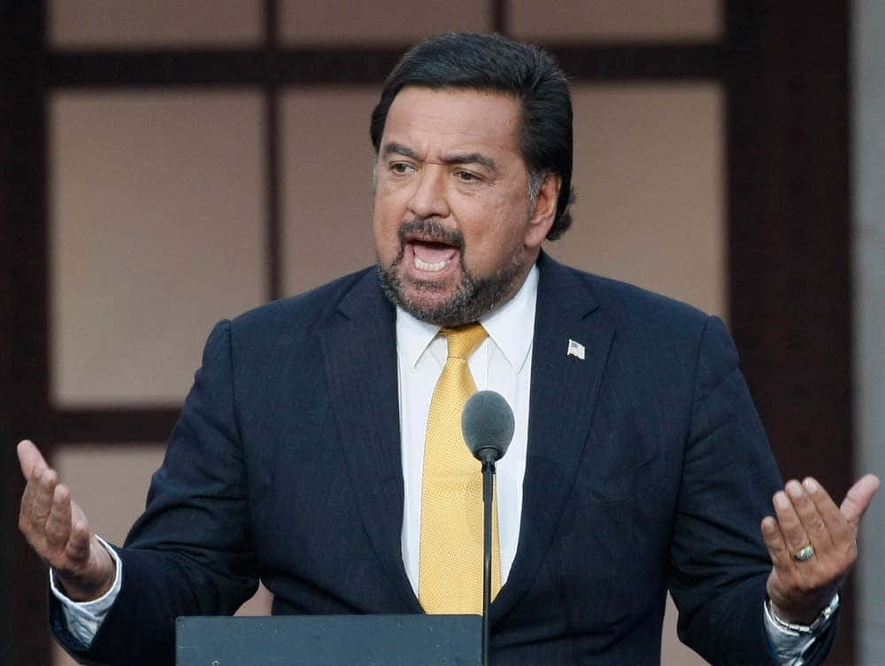 Bill Richardson, dark suit, yellow tie, SD Desktop Wallpaper
