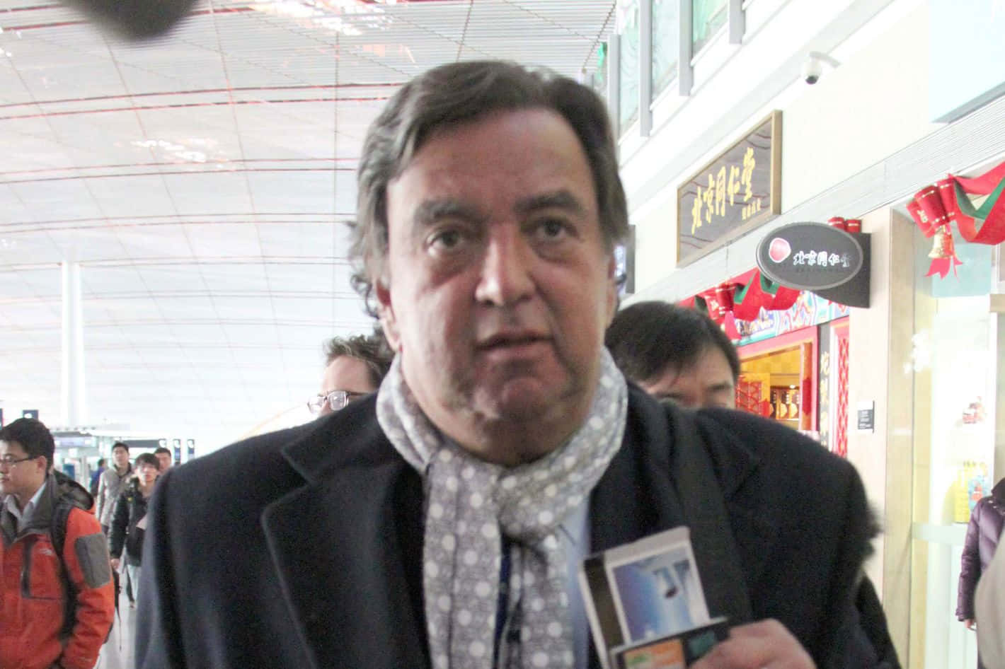 Bill Richardson, airport terminal, dark coat, HD Desktop Wallpaper