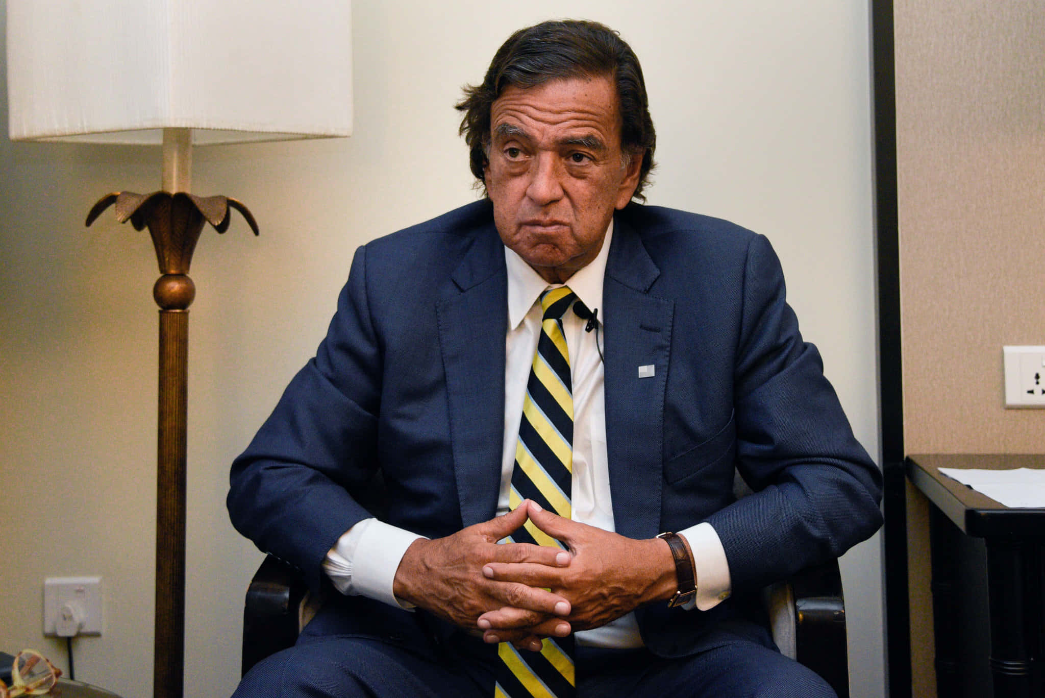 Bill Richardson, navy suit, yellow striped tie, Full HD Desktop Wallpaper