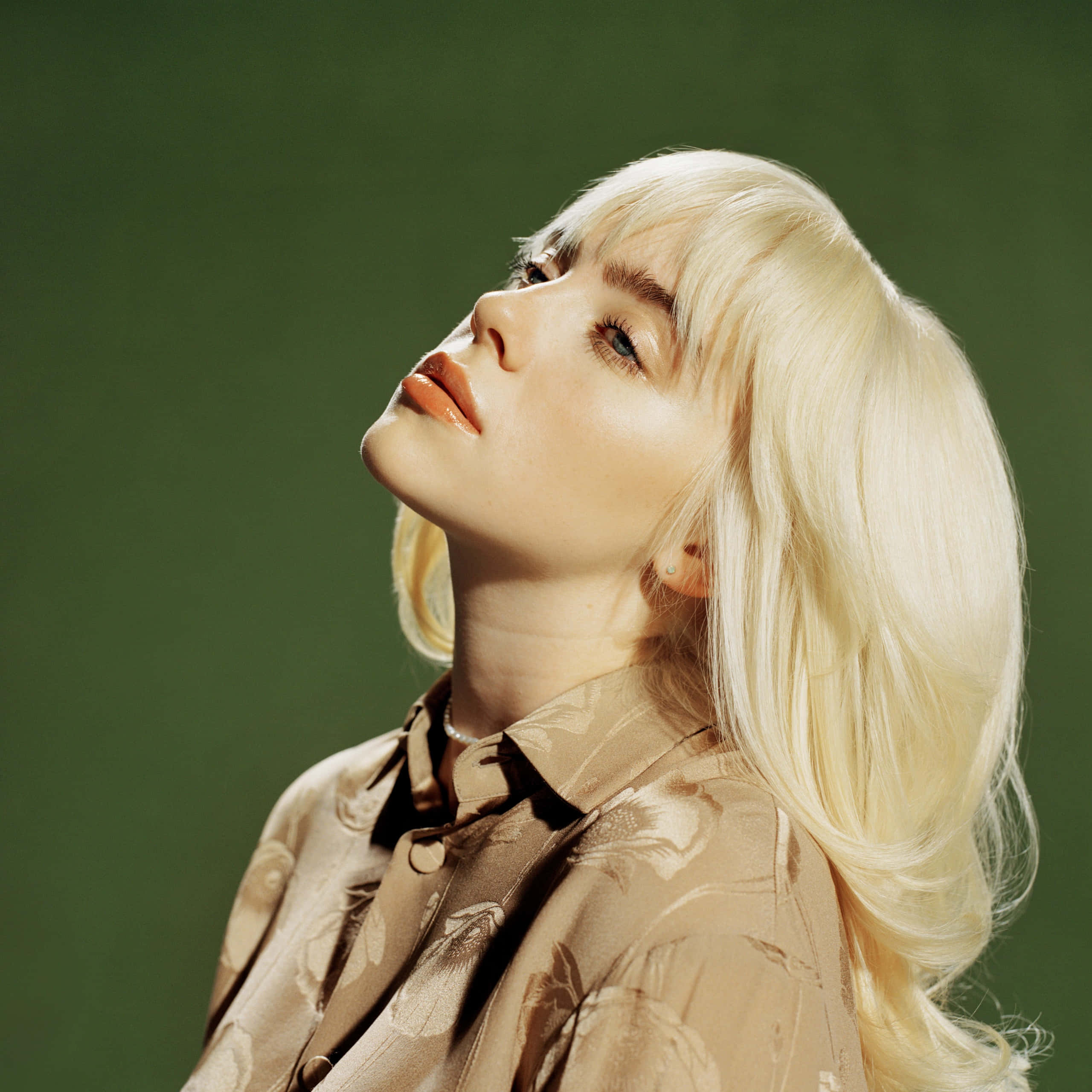 Billie Eilish 2021, platinum blonde hair, orange lips, 2K Desktop Wallpaper