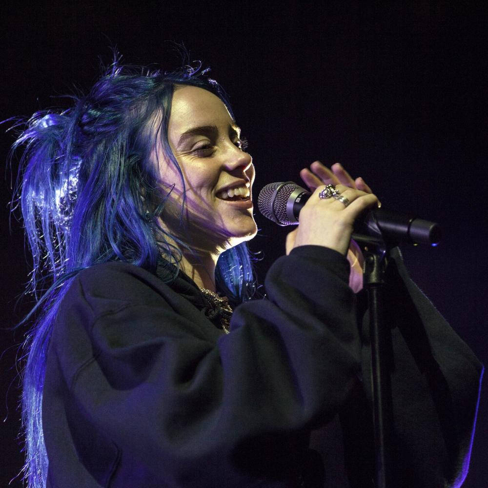 Billie Eilish, blue hair, microphone, SD Desktop Wallpaper