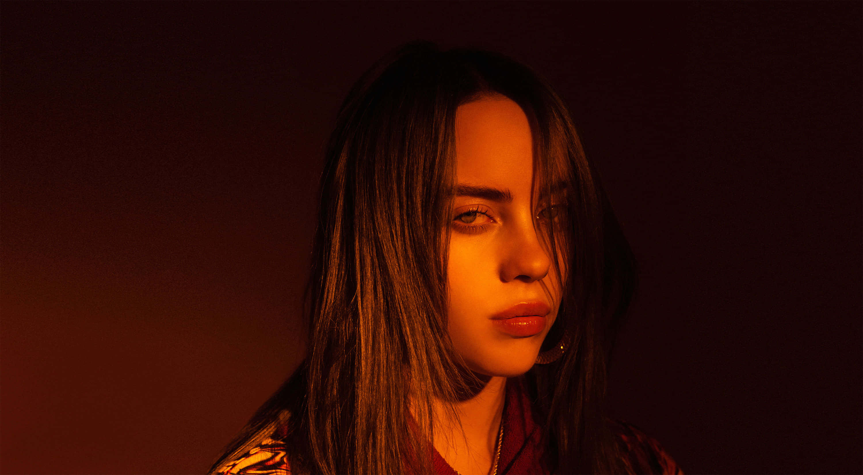 Billie Eilish, laptop, warm orange lighting, 2K Desktop Wallpaper
