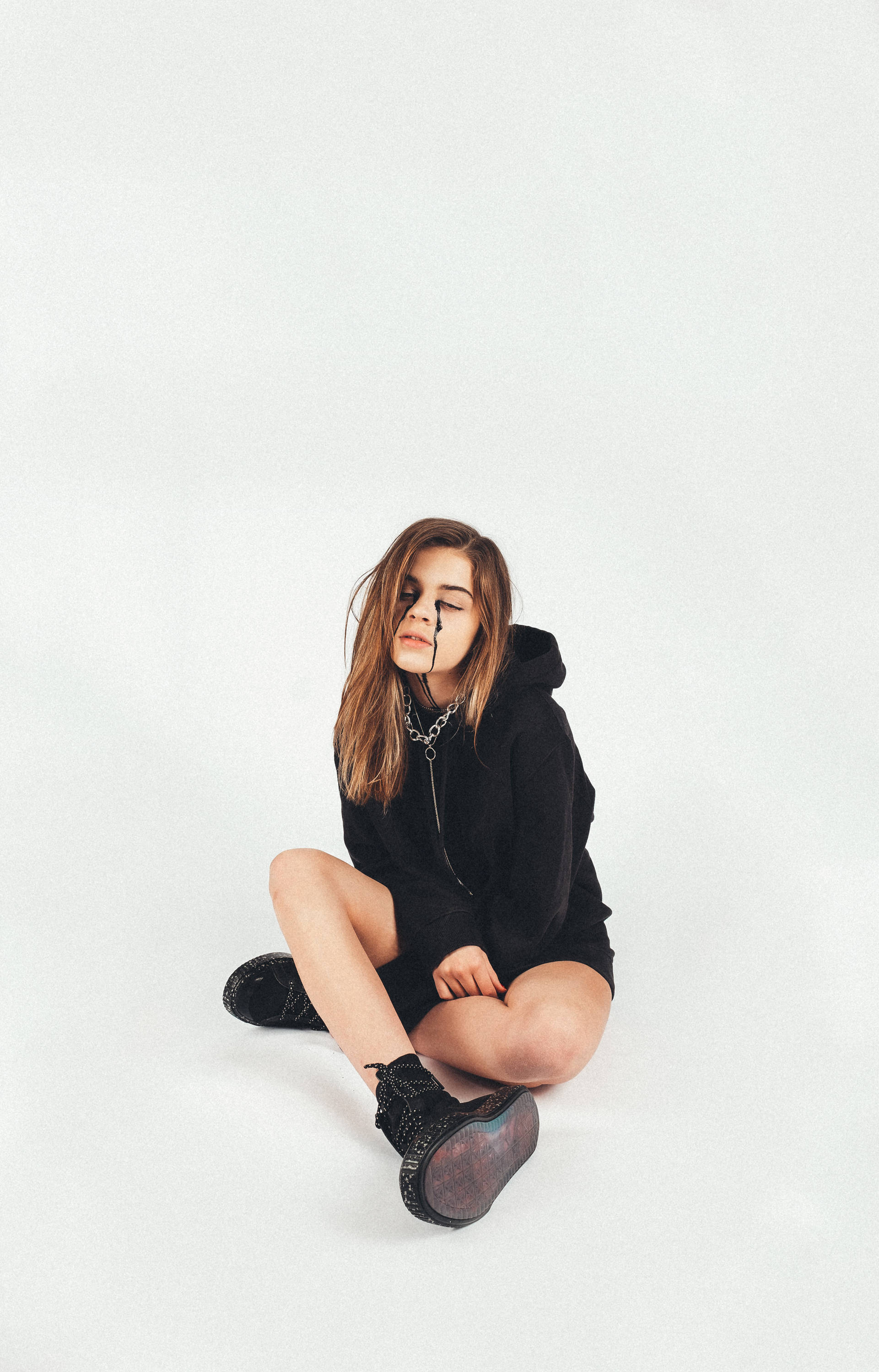 Billie Eilish, black hoodie, chain necklace, 2K Phone Wallpaper