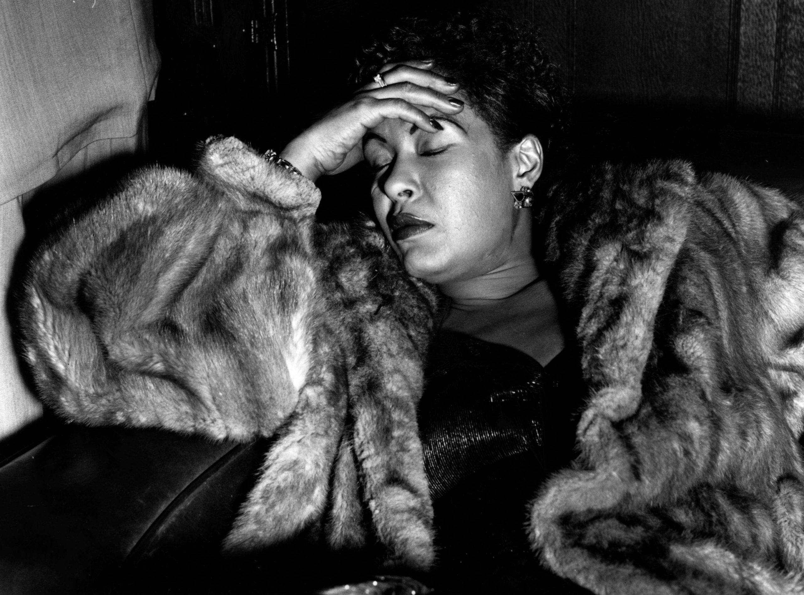 Billie Holiday, furry jacket, dimly lit room, 2K Desktop Wallpaper