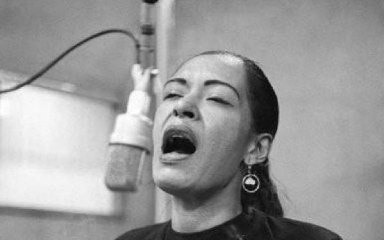 Billie Holiday, vintage microphone, monochrome studio, HD Desktop Wallpaper