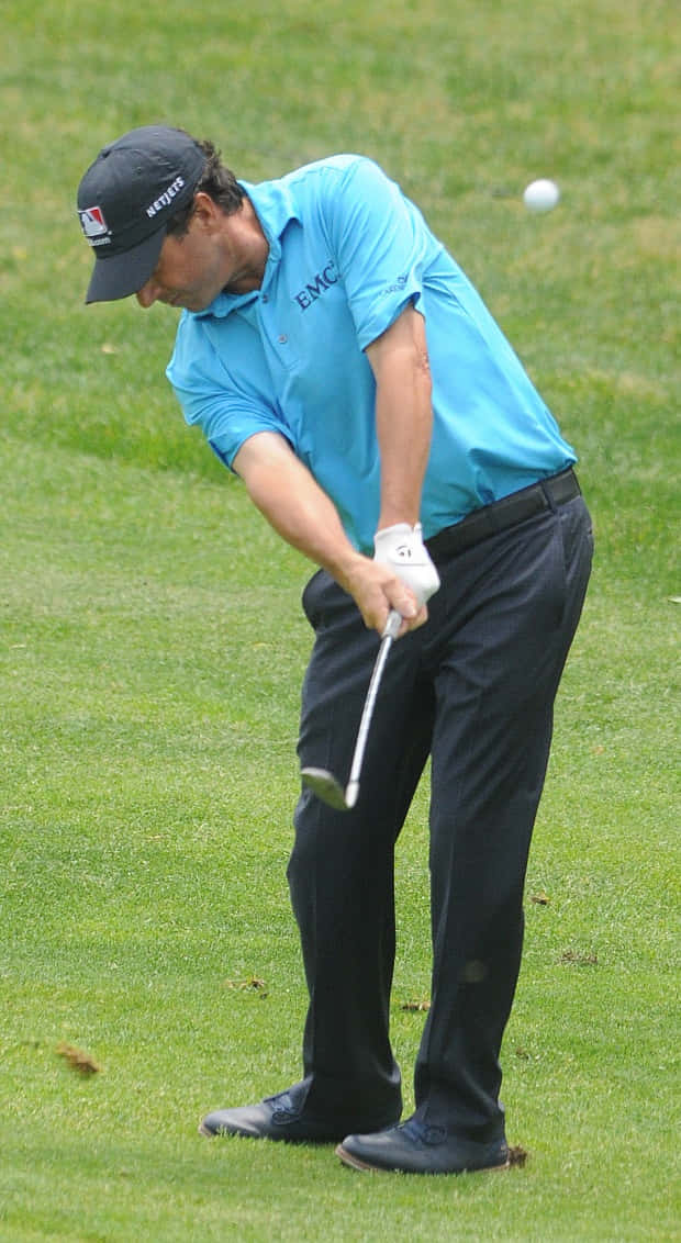 Billy Andrade, blue shirt, lush green fairway, SD Phone Wallpaper