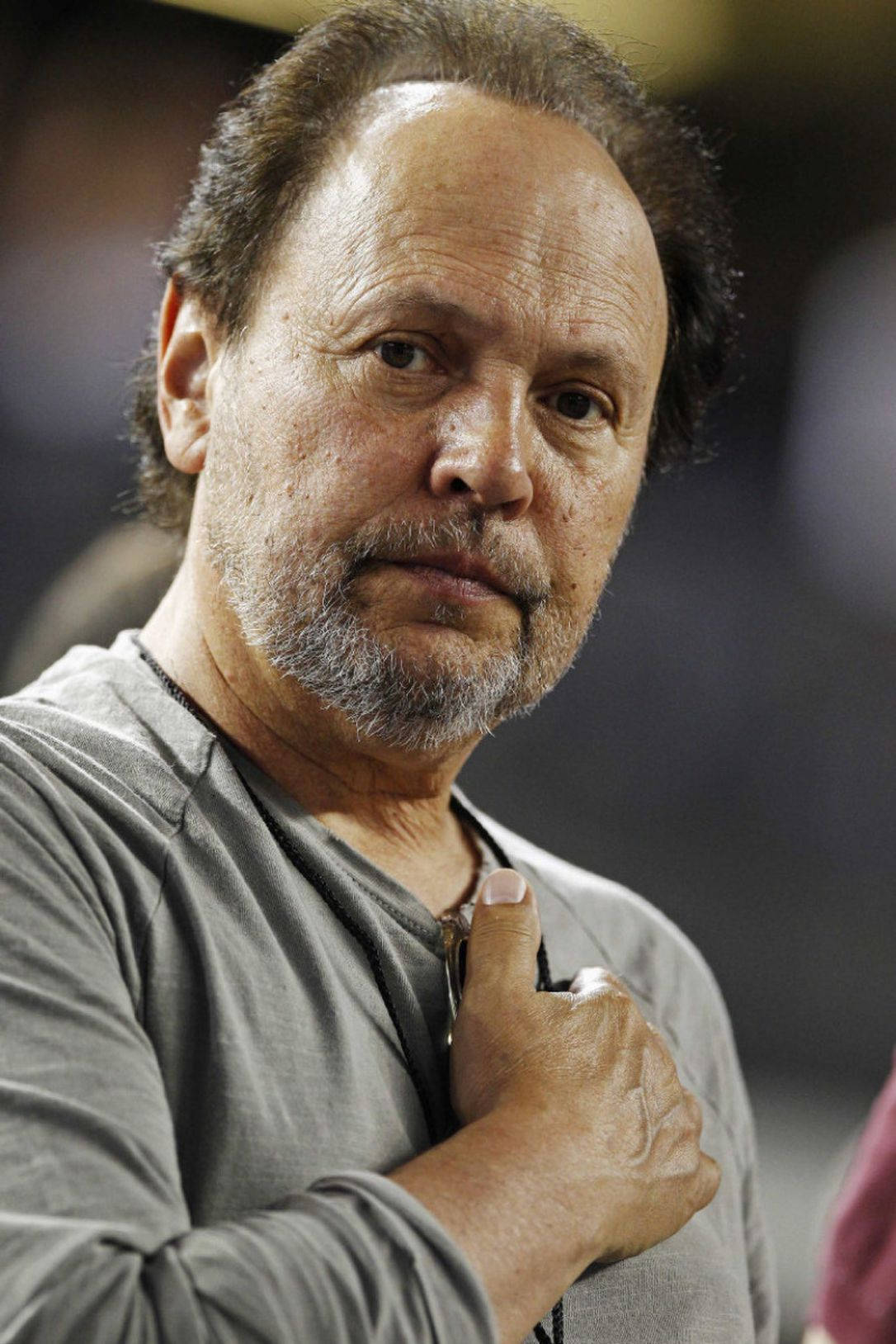 Billy Crystal, gray shirt, graying beard, HD Phone Wallpaper