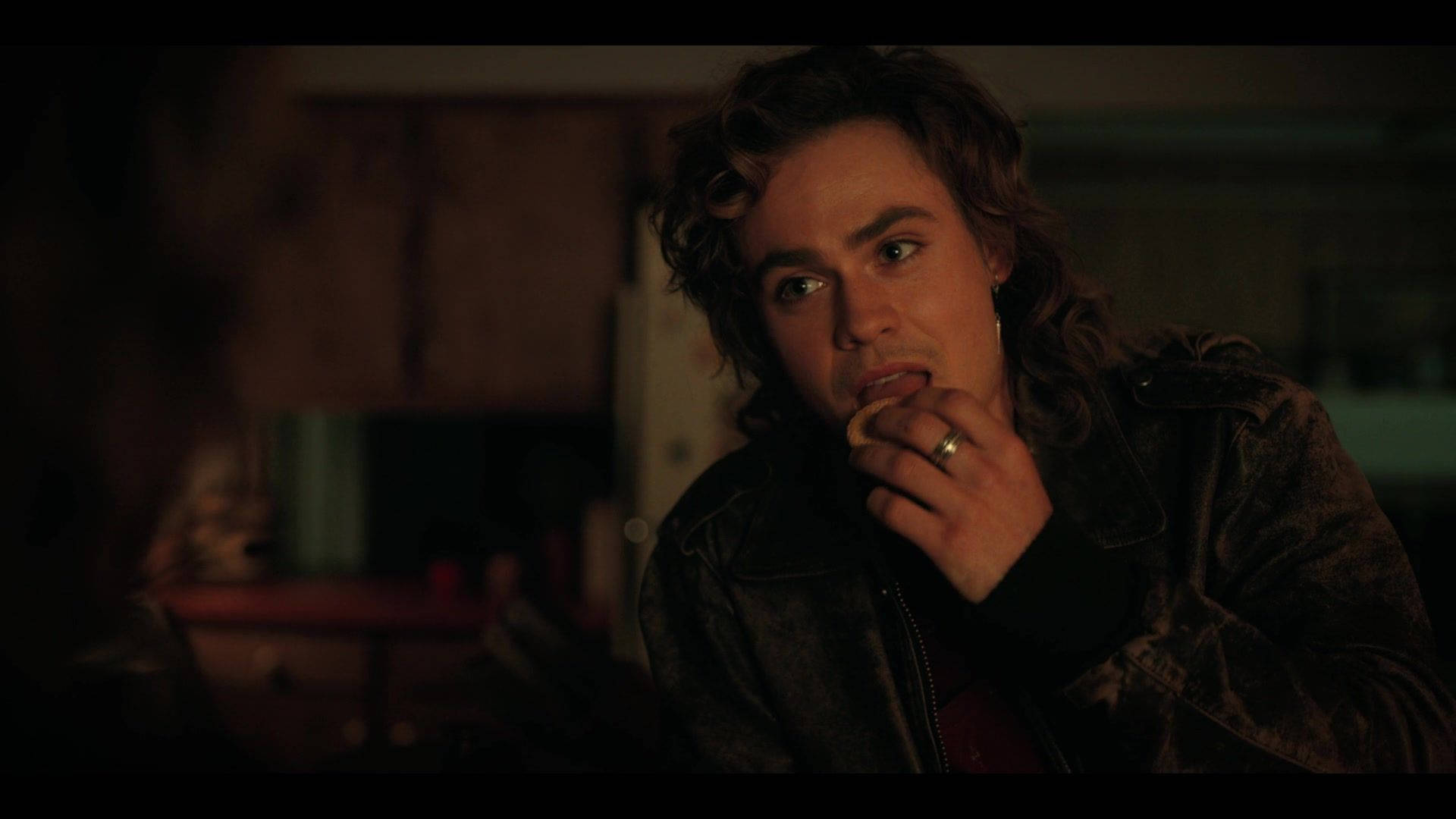 Billy Hargrove, curly hair, dimly lit room, Full HD Desktop Wallpaper