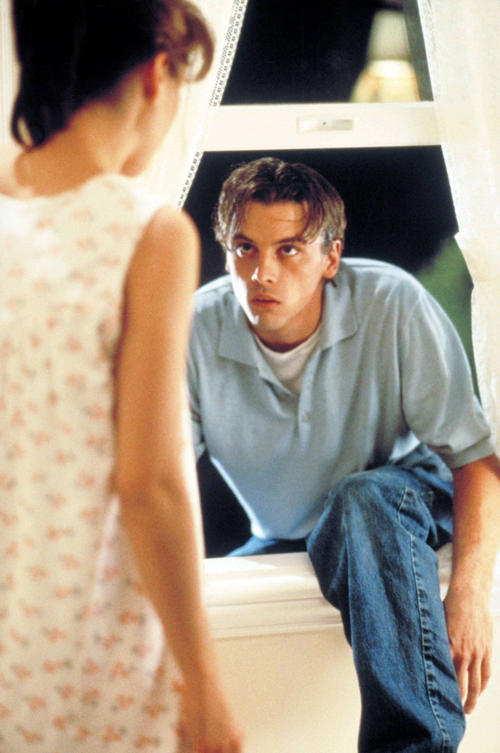 Billy Loomis, light blue shirt, windowsill, 2K Phone Wallpaper