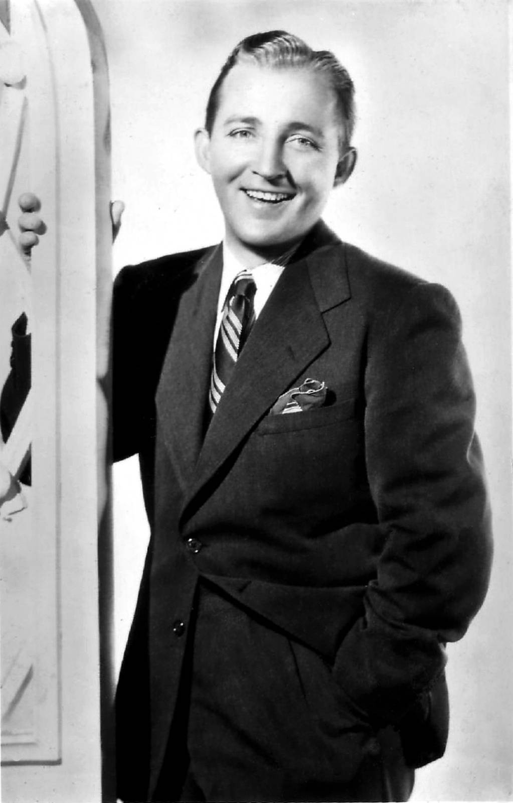 Bing Crosby, sharp suit, decorative column, HD Phone Wallpaper
