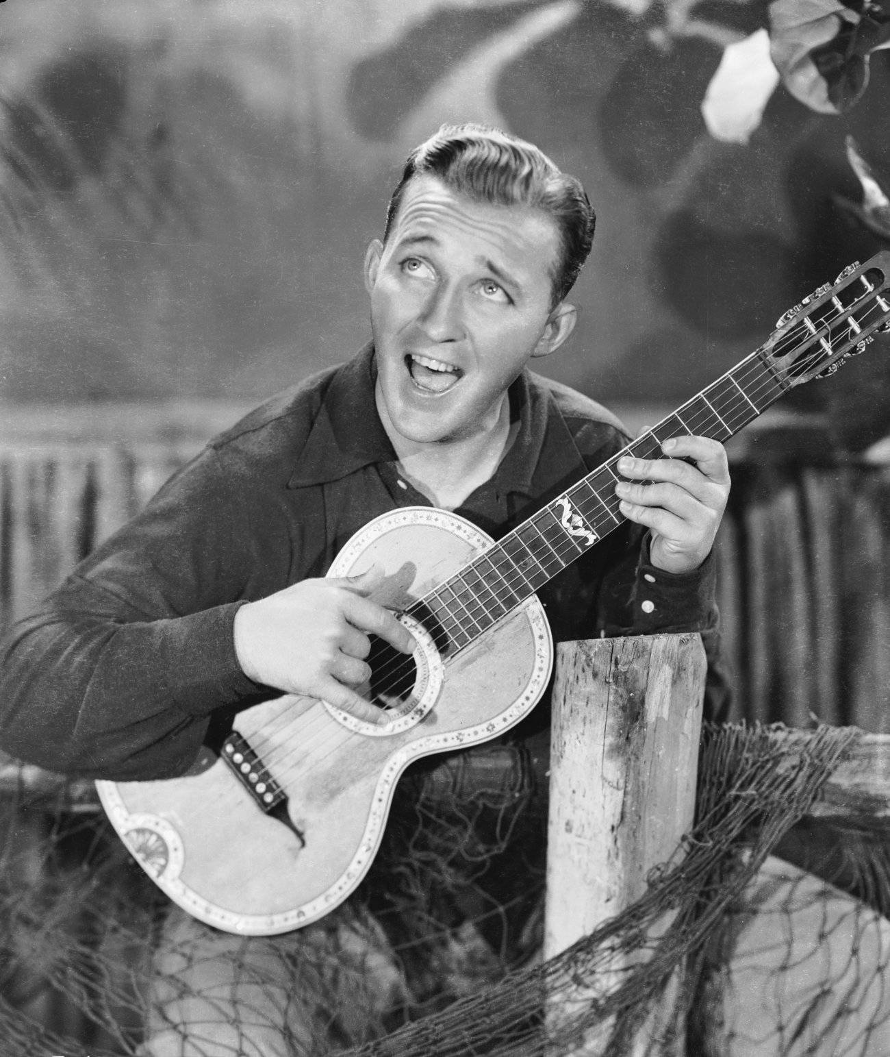 Bing Crosby, Ukulele, decorated acoustic guitar, HD Phone Wallpaper